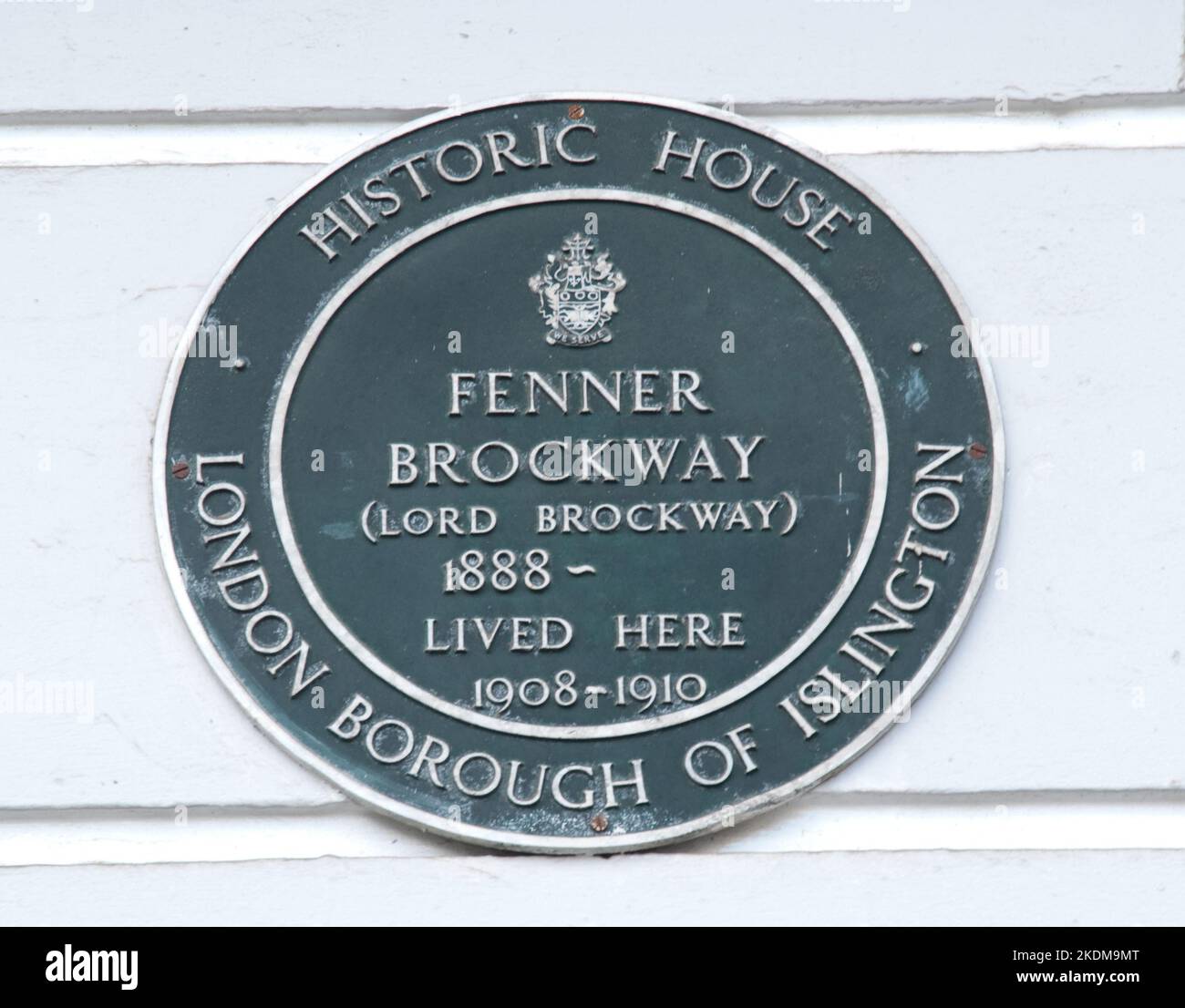 Firma commemorativa di Fenner Brockway, attivista della pace e sostenitore della libertà coloniale, Claremont Square, Islington, Londra. Fenner Broadway morì nel Th Foto Stock