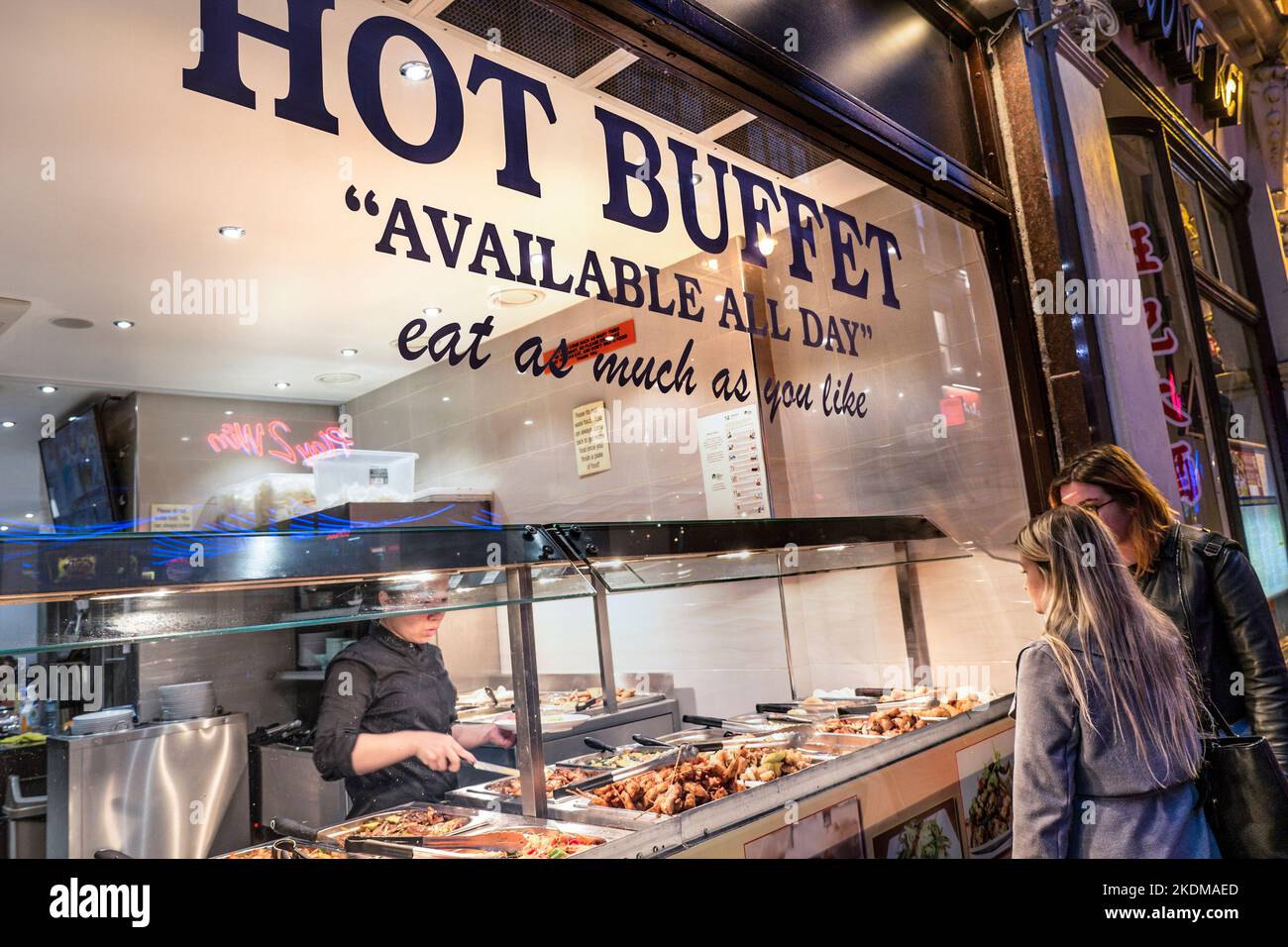 CHINATOWN tutto quello che puoi mangiare. Offerta pasto di valore selezione di buffet caldo cinese 'mangiare quanto volete' finestra con persone che guardano la varietà di cibo cinese a buffet in mostra Wardour Street Chinatown Soho Londra UK Foto Stock