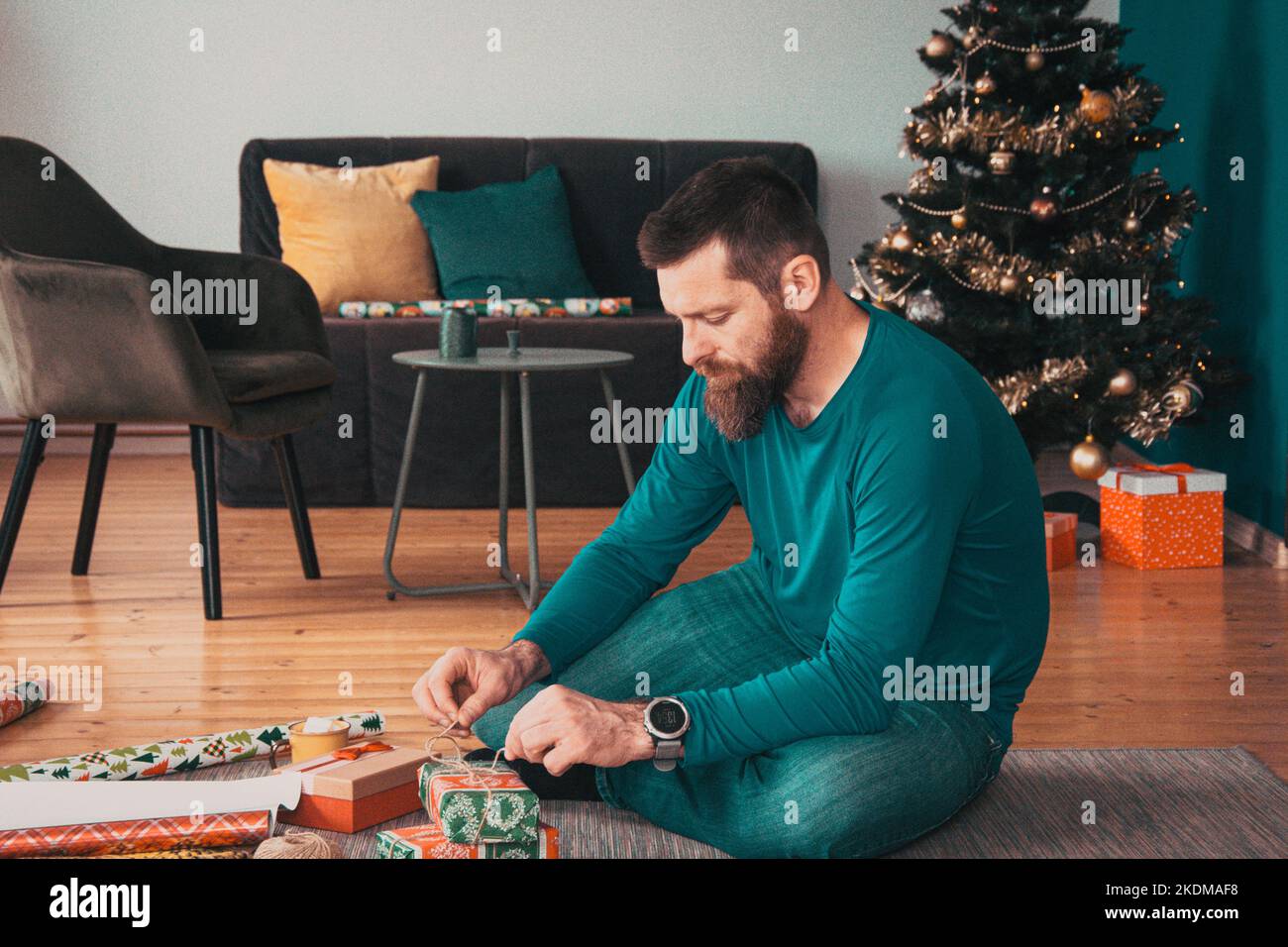 Dono che dà mano uomo tenendo una scatola regalo in un gesto di dare Natale concetto Foto Stock