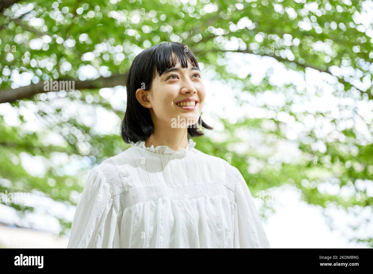 Giovane donna giapponese al parco cittadino Foto Stock