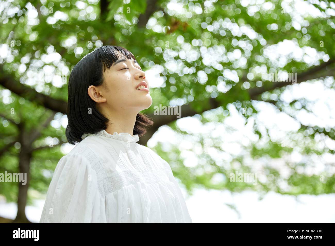 Giovane donna giapponese al parco cittadino Foto Stock