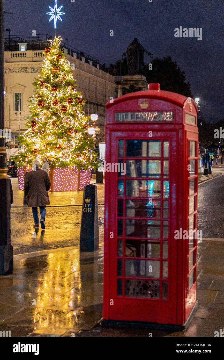 Vista di un albero di Natale a Waterloo Place a Londra. In alcune strade di Londra le luci di Natale sono state accese il 2nd novembre. Il Regno Unito è stato avvertito della possibilità di annerire quest'inverno nell'improbabile scenario in cui gli alimentatori si esaurano. L'area dello shopping di Oxford Street ospita regolarmente un'esposizione abbagliante durante tutto il giorno e la notte. Tuttavia, quest'anno, nel tentativo di utilizzare meno energia e risparmiare denaro, si accenderanno solo dalle 3:00 alle 11:00 (Foto di Francis Gonzalez / SOPA Images/Sipa USA) Foto Stock