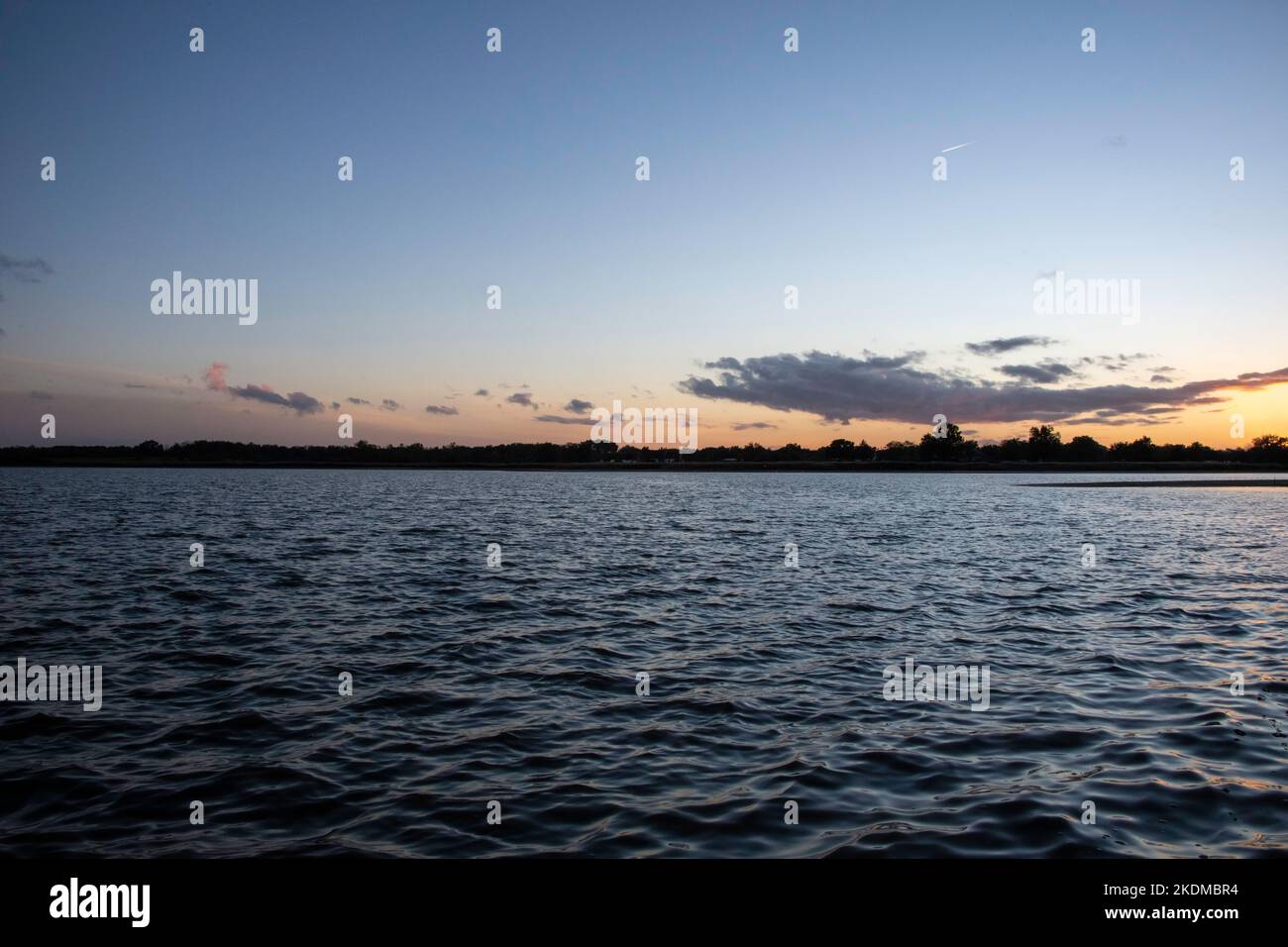 Tramonto su un lago nel parco naturale regionale di la Brenne in Francia. I primi stagni di questa regione sono datati al 12th ° secolo Foto Stock