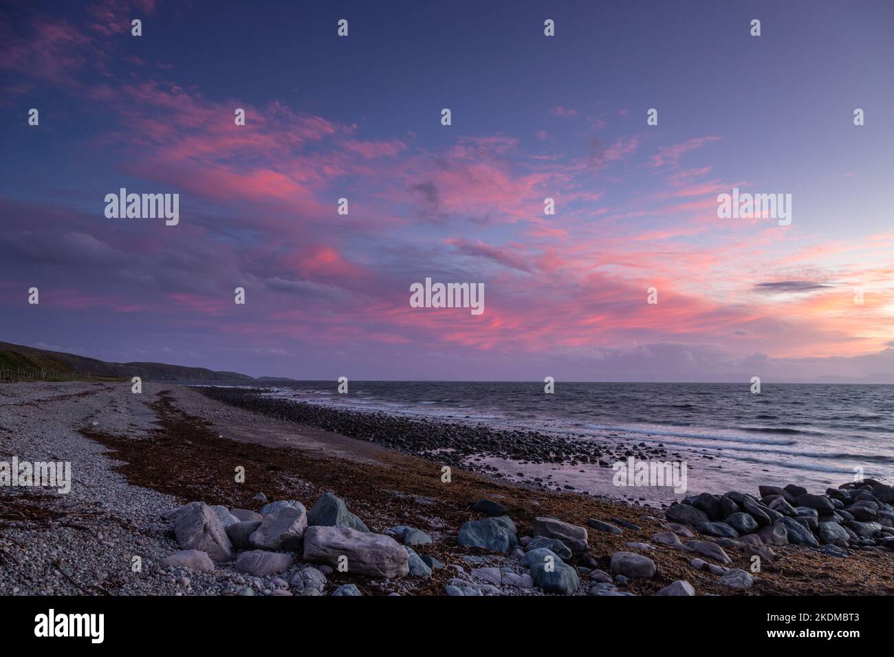 Nuvole colorate al crepuscolo sulla costa atlantica della Scozia Foto Stock
