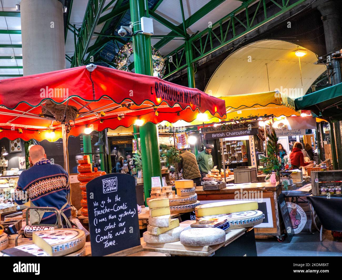 Mercato del formaggio Natale bancarelle prodotti mostra Borough Market Southwark Londra UK Foto Stock