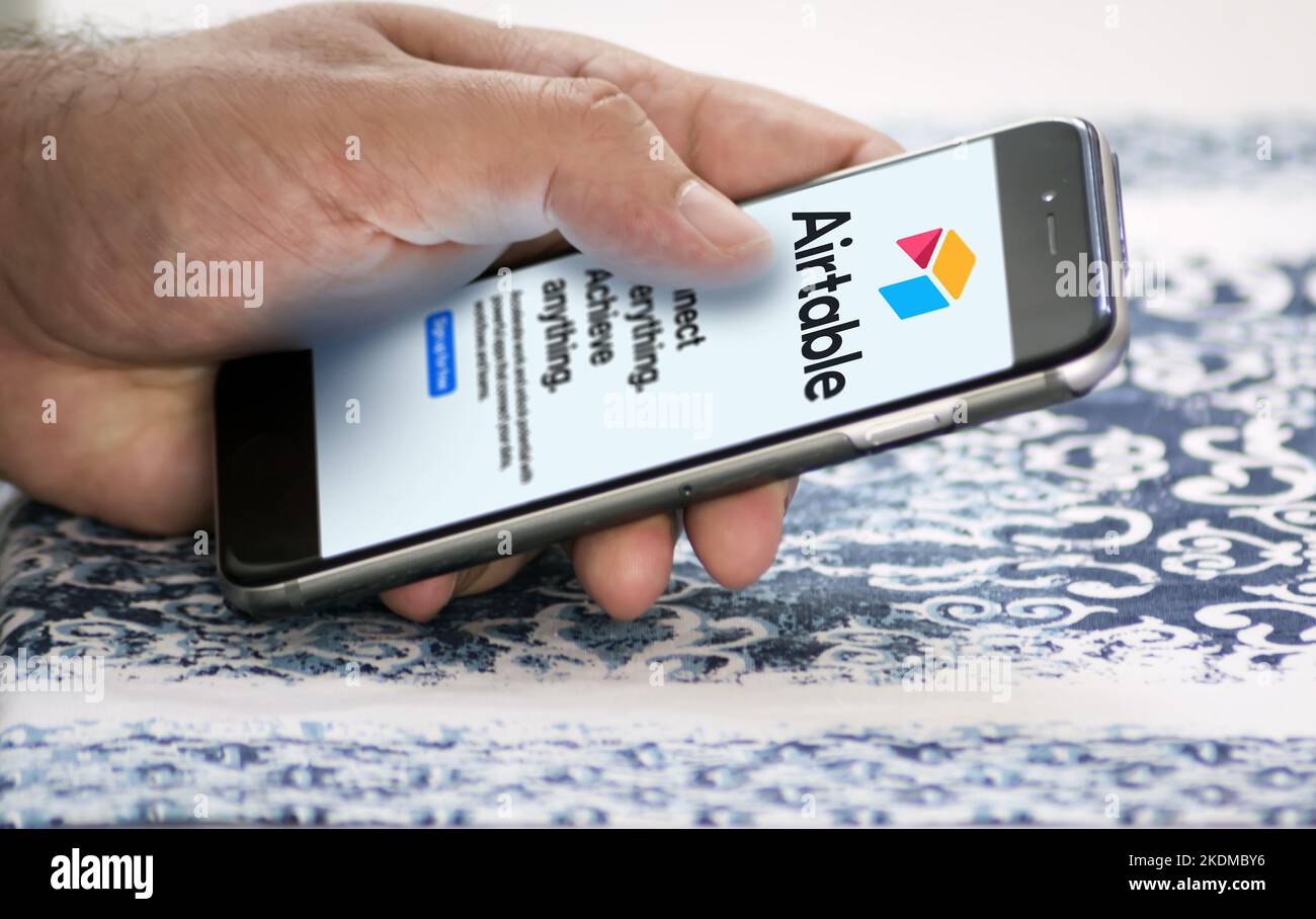 San Francisco, CA, US, maggio 2022: Mano maschile che tiene un telefono con la pagina web della compagnia aerea sullo schermo. Airtable è un servizio di collaborazione cloud Foto Stock