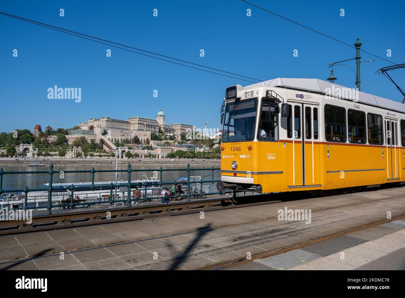 Budapest, Ungheria - 3 settembre 2022: Un tram giallo nel centro di Budapest, con Castello di Buda sullo sfondo Foto Stock