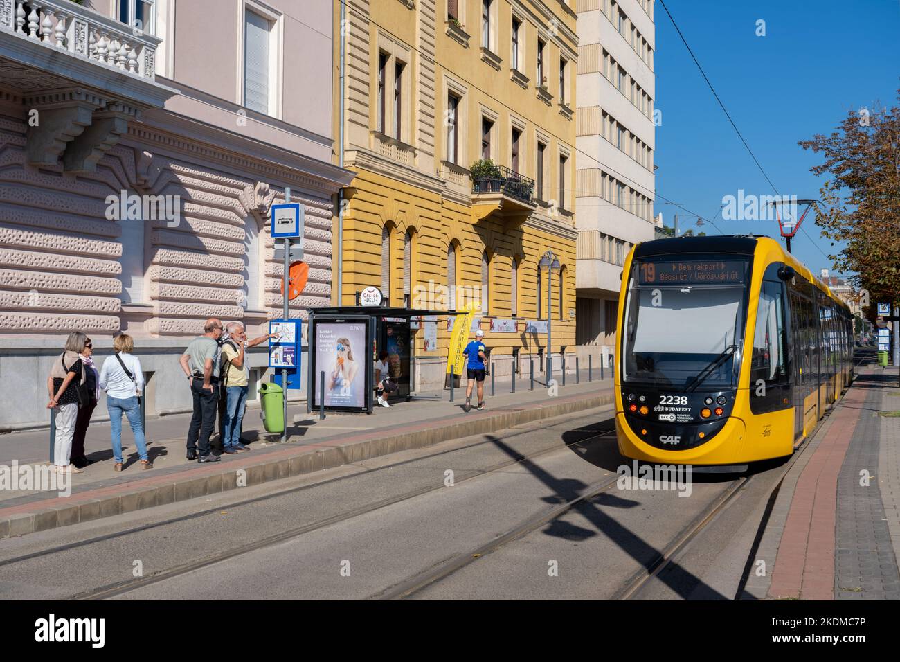 Budapest, Ungheria - 1st settembre 2022: Un tram giallo alla stazione nella parte Buda di Budapest Foto Stock