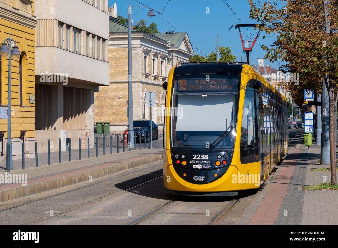 Budapest, Ungheria - 1st settembre 2022: Un tram giallo alla stazione nella parte Buda di Budapest Foto Stock