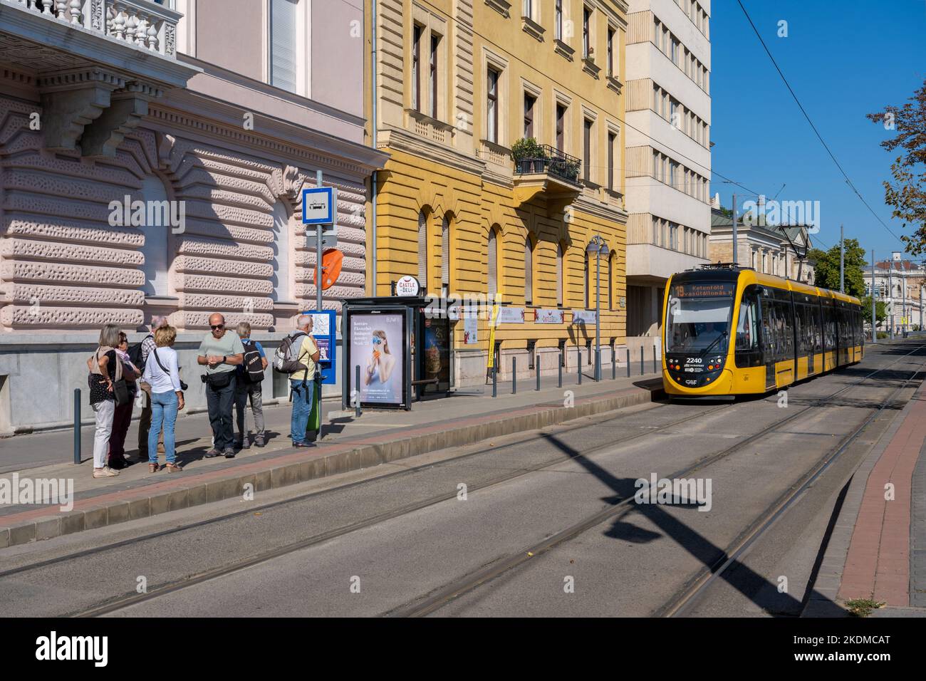 Budapest, Ungheria - 1st settembre 2022: Un tram giallo alla stazione nella parte Buda di Budapest Foto Stock