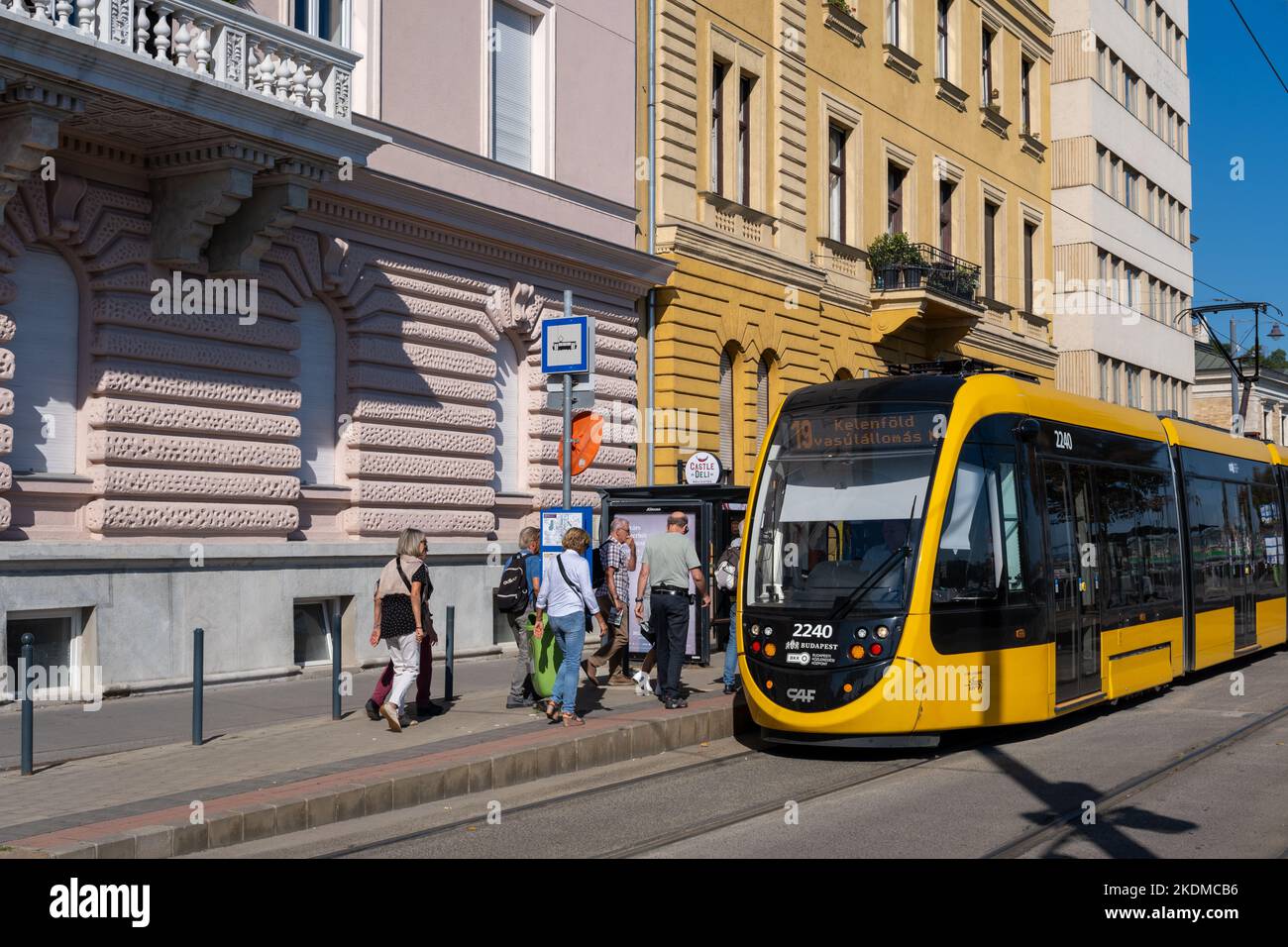 Budapest, Ungheria - 1st settembre 2022: Un tram giallo alla stazione nella parte Buda di Budapest Foto Stock