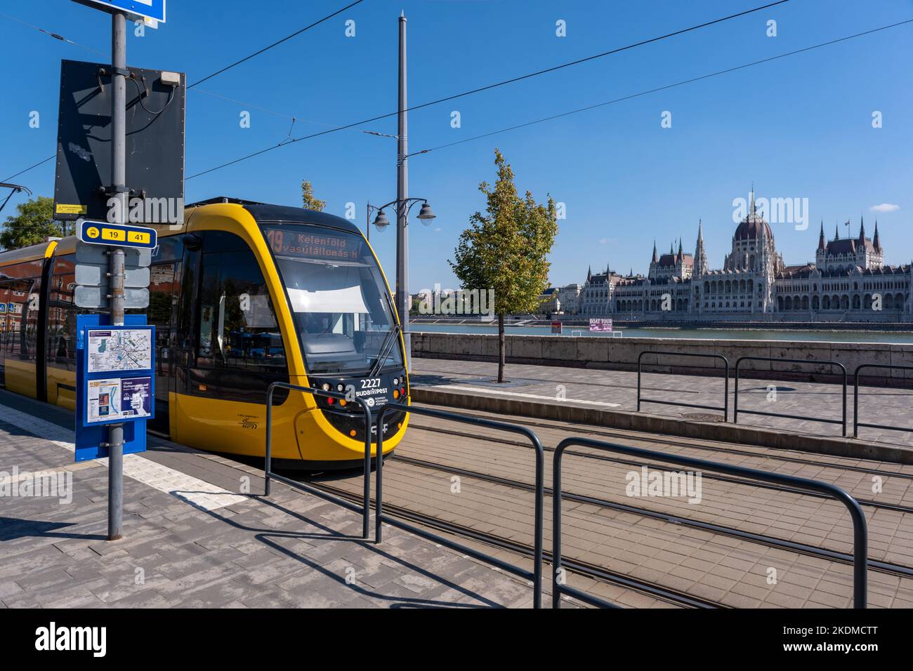Budapest, Ungheria - 3 settembre 2022: Un tram giallo nel centro di Budapest, con il parlamento ungherese sullo sfondo Foto Stock