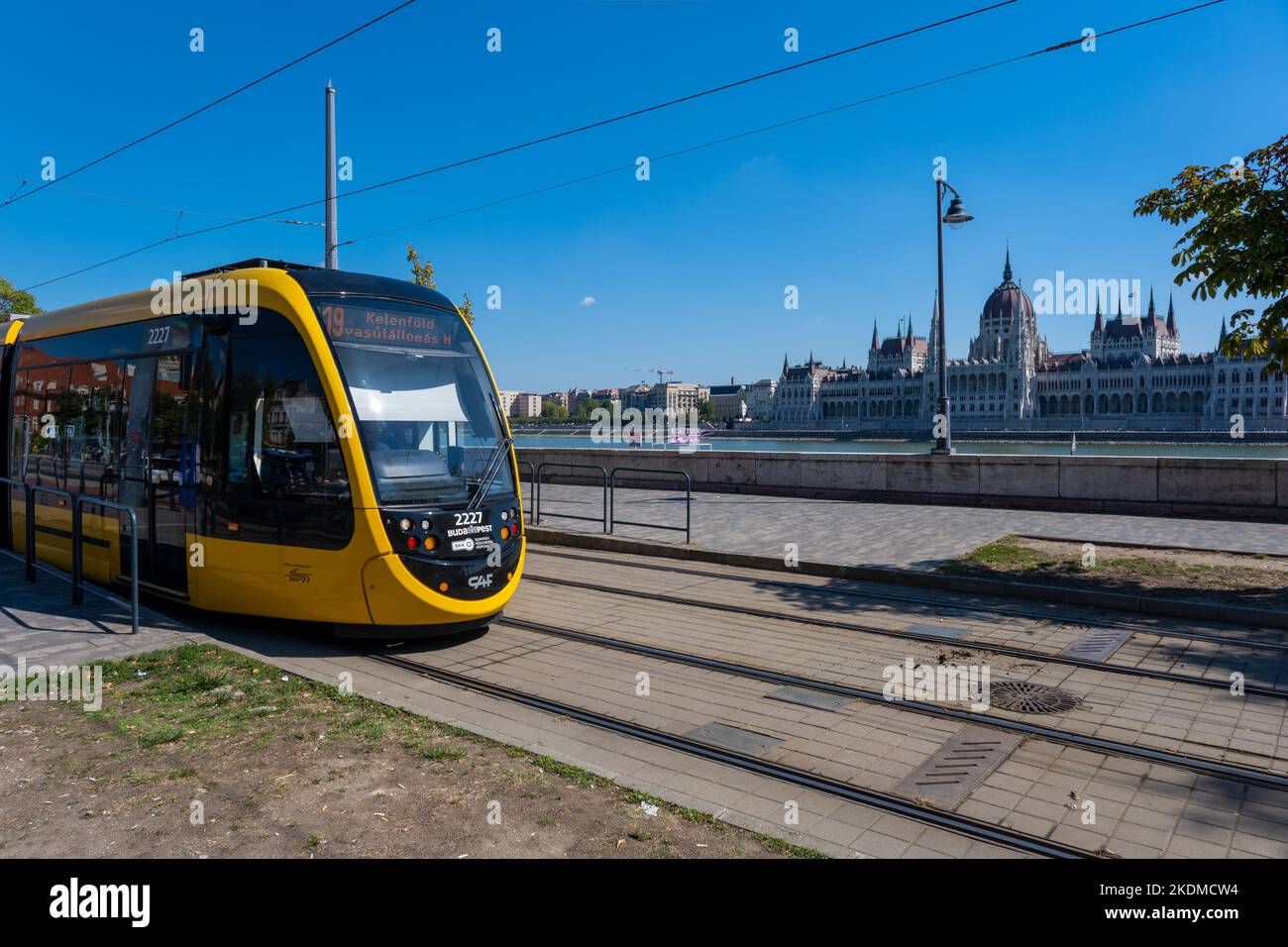 Budapest, Ungheria - 3 settembre 2022: Un tram giallo nel centro di Budapest, con il parlamento ungherese sullo sfondo Foto Stock