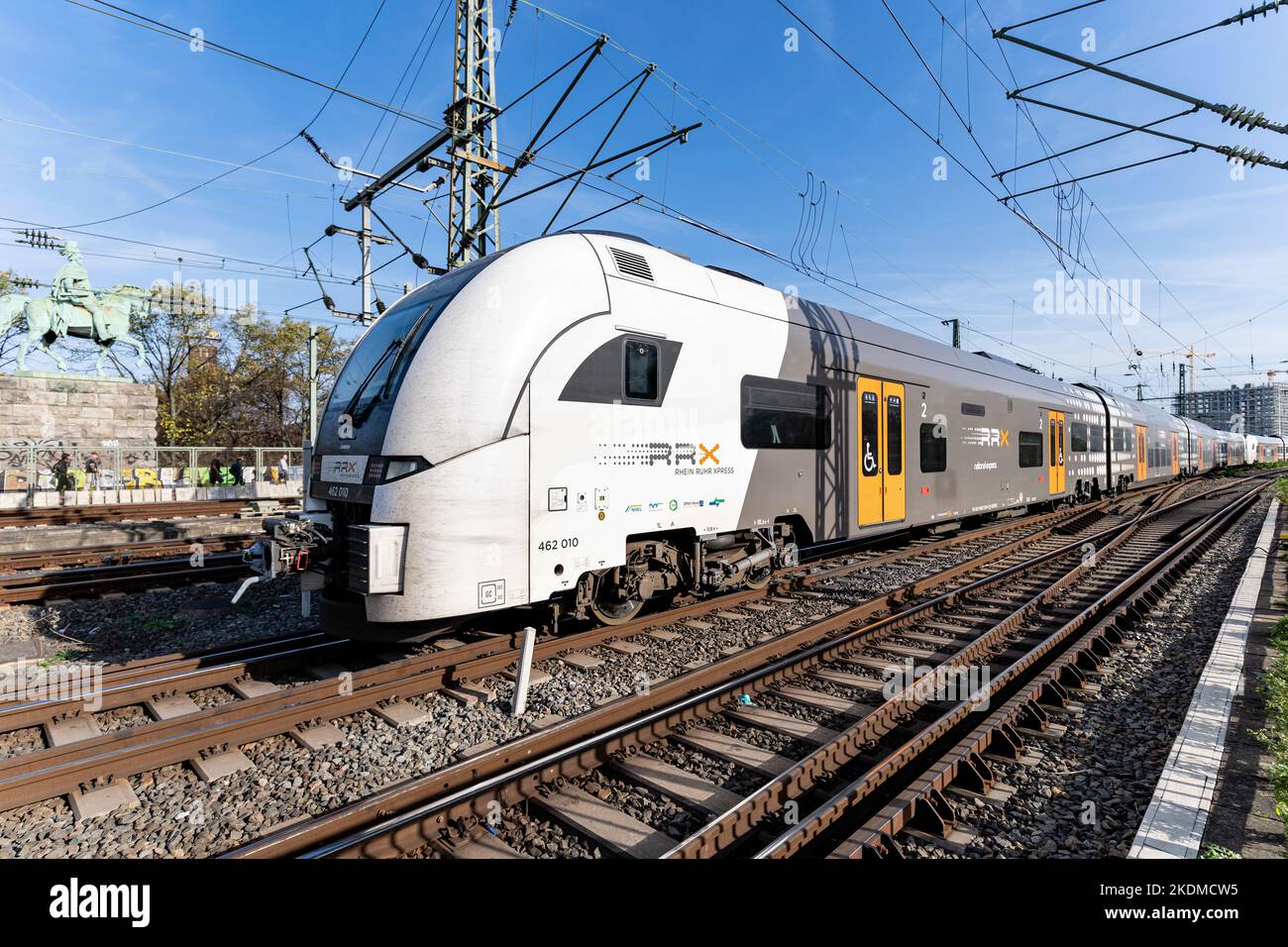 Treno regionale Rhin-Ruhr-Express Siemens Desiro HC sul ponte Hohenzollern di Colonia, Germania Foto Stock