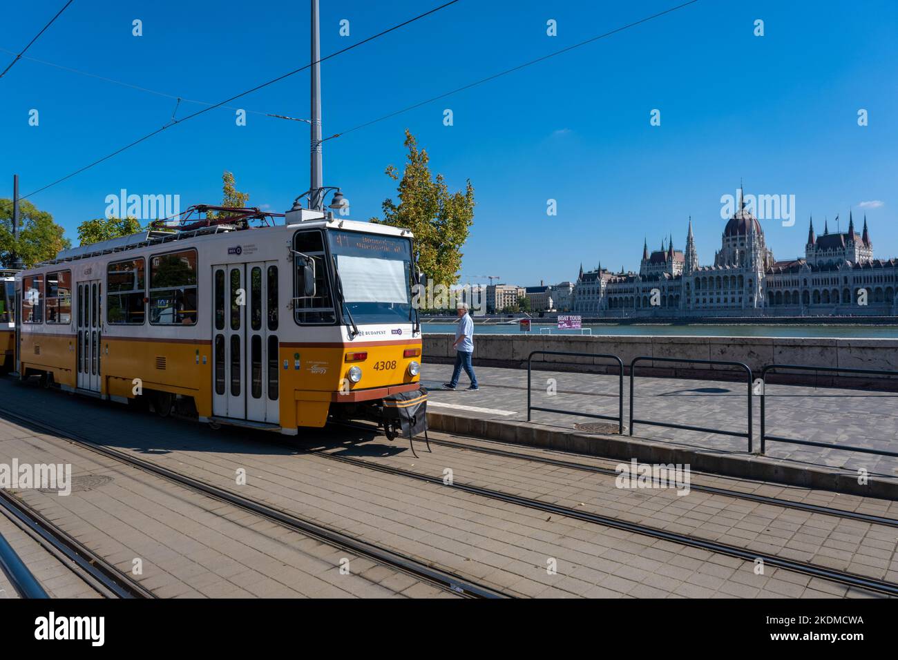 Budapest, Ungheria - 3 settembre 2022: Un tram giallo nel centro di Budapest, con il parlamento ungherese sullo sfondo Foto Stock