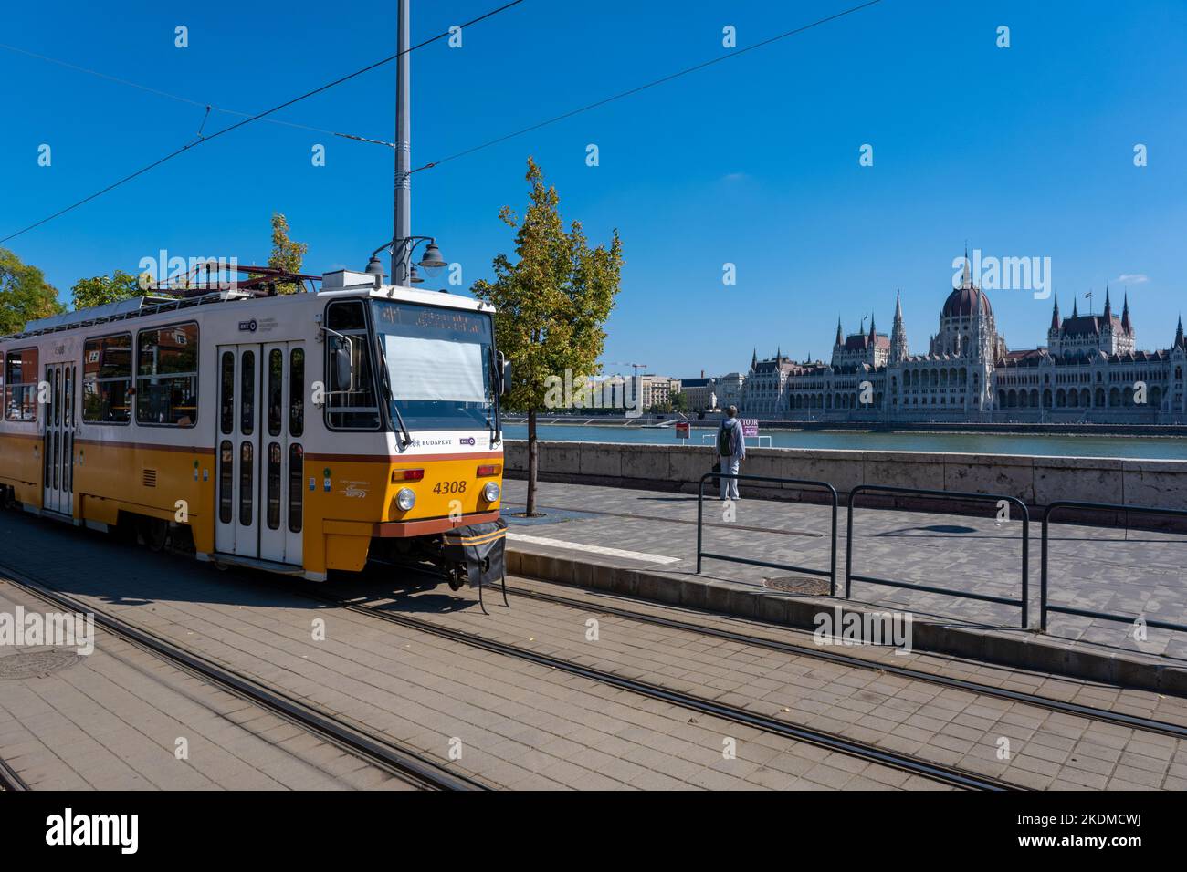 Budapest, Ungheria - 3 settembre 2022: Un tram giallo nel centro di Budapest, con il parlamento ungherese sullo sfondo Foto Stock