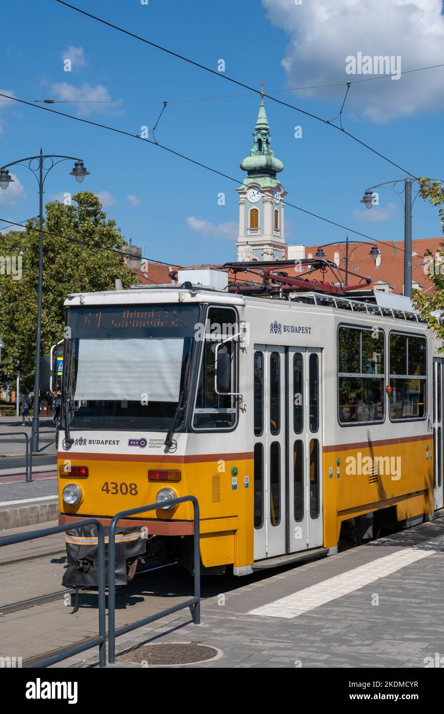 Budapest, Ungheria - 3 settembre 2022: Un tram giallo nella parte Buda di Budapest Foto Stock