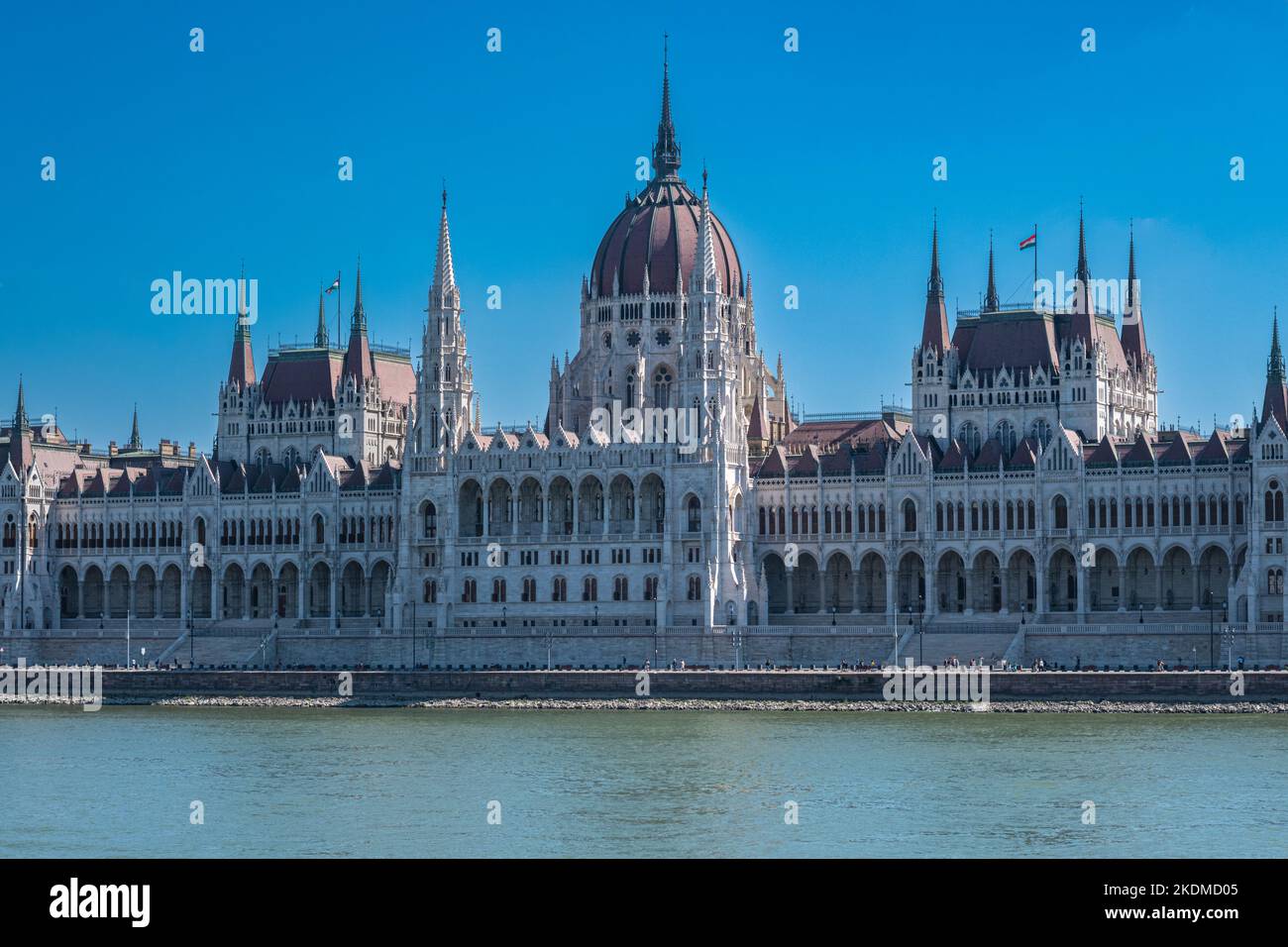 Budapest, Ungheria - 3 settembre 2022: Edificio del Parlamento ungherese sulle rive del Danubio Foto Stock