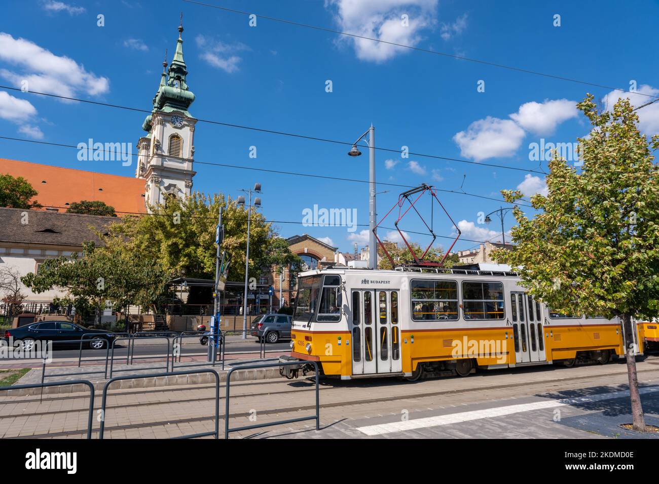 Budapest, Ungheria - 3 settembre 2022: Un tram giallo nella parte Buda di Budapest Foto Stock