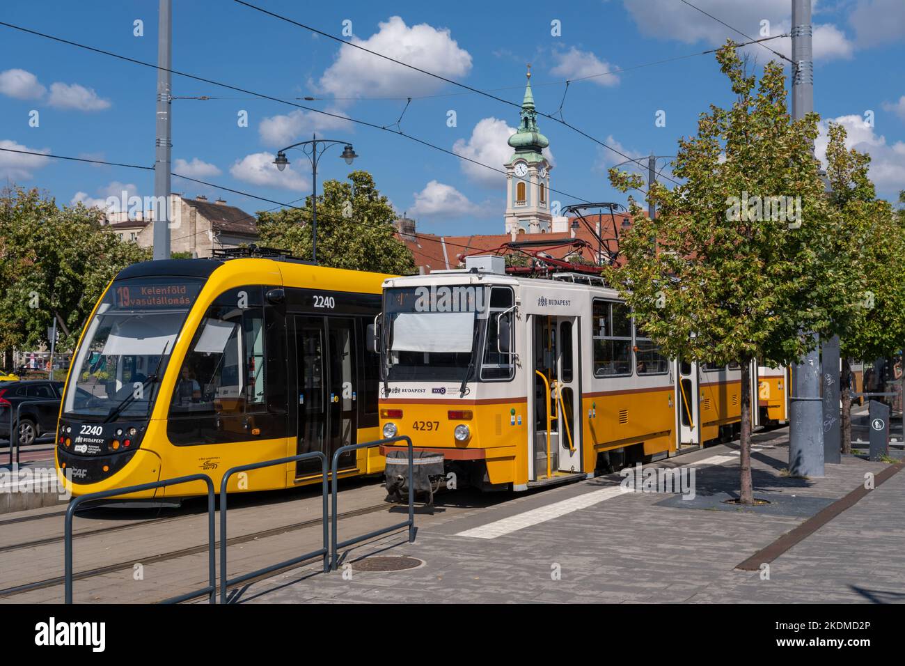 Budapest, Ungheria - 3 settembre 2022: Due tram gialli nella parte Buda di Budapest Foto Stock