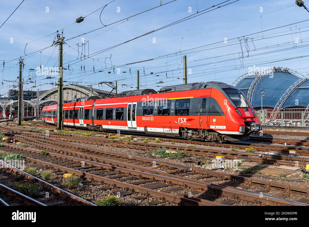 DB Regio Bombardier Talent 2 treno alla stazione centrale di Colonia Foto Stock