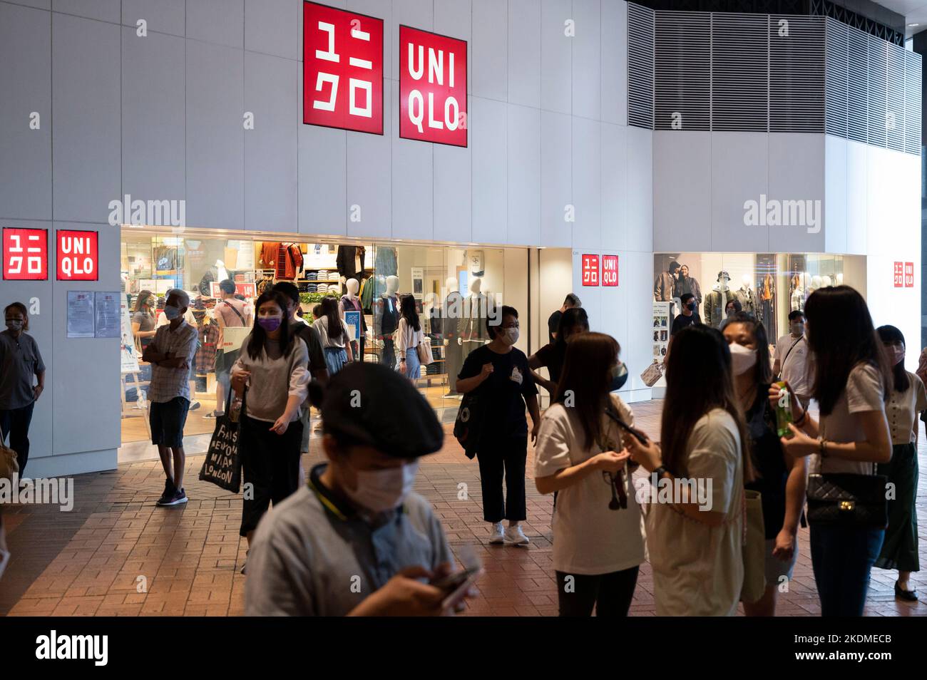 Hong Kong, Cina. 4th Ott 2022. Gli amanti dello shopping passano davanti al logo Uniqlo del marchio giapponese e al negozio di abbigliamento di Hong Kong. (Credit Image: © Sebastian ng/SOPA Images via ZUMA Press Wire) Foto Stock