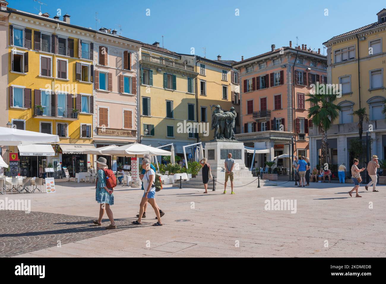Salo Lago di Garda, vista in estate delle persone che camminano in Piazza della Vittorio Monumento ai Caduti nella panoramica cittadina lacustre di Salo Foto Stock