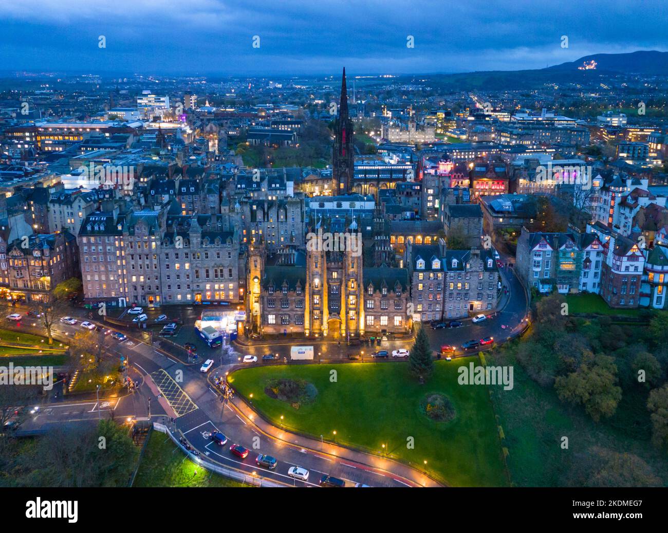Vista aerea dal drone del tumulo nel centro storico di Edimburgo al crepuscolo, Edimburgo, Scozia, Regno Unito Foto Stock