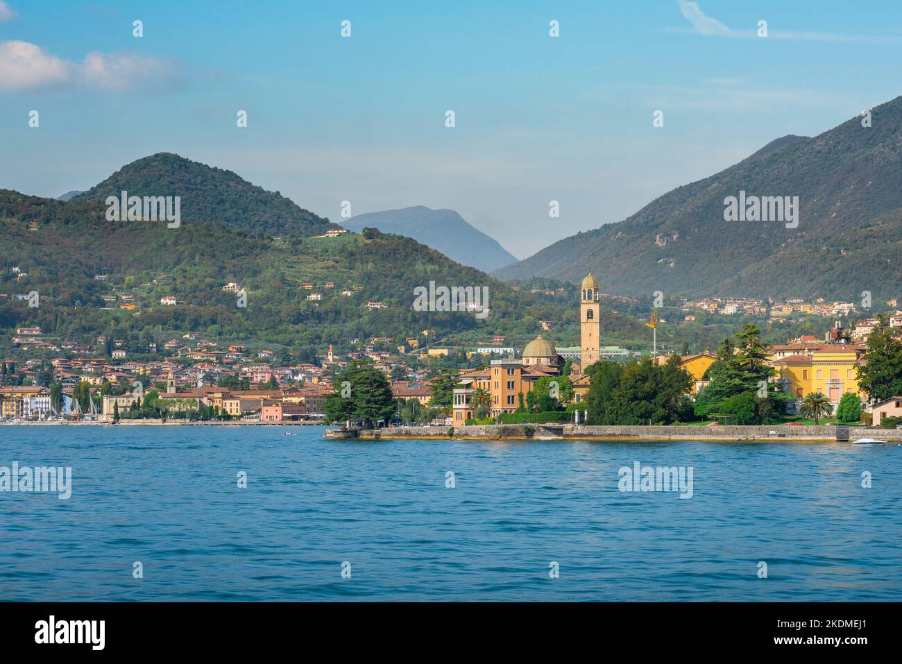 Lombardia Italia, vista in estate della panoramica cittadina lacustre di Salo situata sul versante sud-occidentale del Lago di Garda, Lombardia, Italia Foto Stock