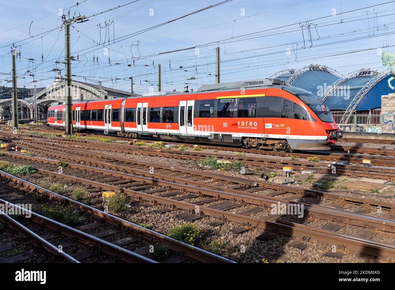 Treno Vareo Bombardier Talent alla stazione centrale di Colonia Foto Stock