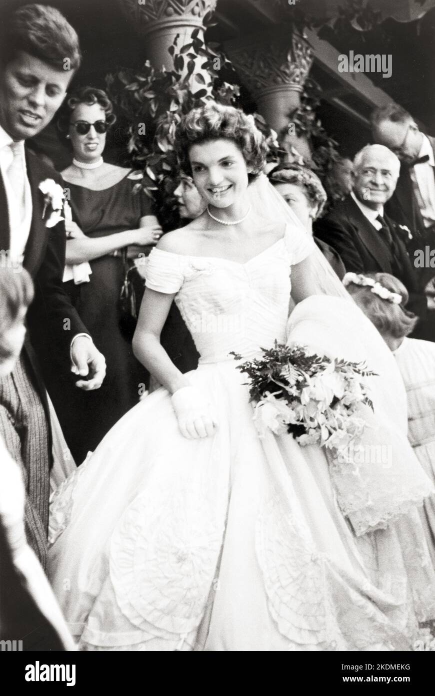 John F Kennedy e Jackie Kennedy nel suo abito da sposa, 12 settembre 1953. Foto Stock