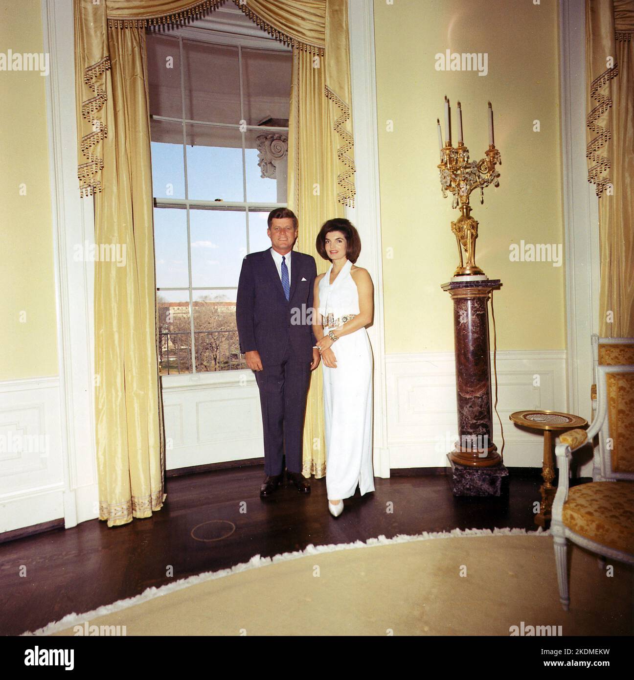 Presidente e prima Signora, Ritratto fotografia. Presidente Kennedy, Sig.ra Kennedy. Casa Bianca, Camera ovale gialla. Cecil (Cecil William) Stoughton, 1920-2008, fotografo. Foto Stock
