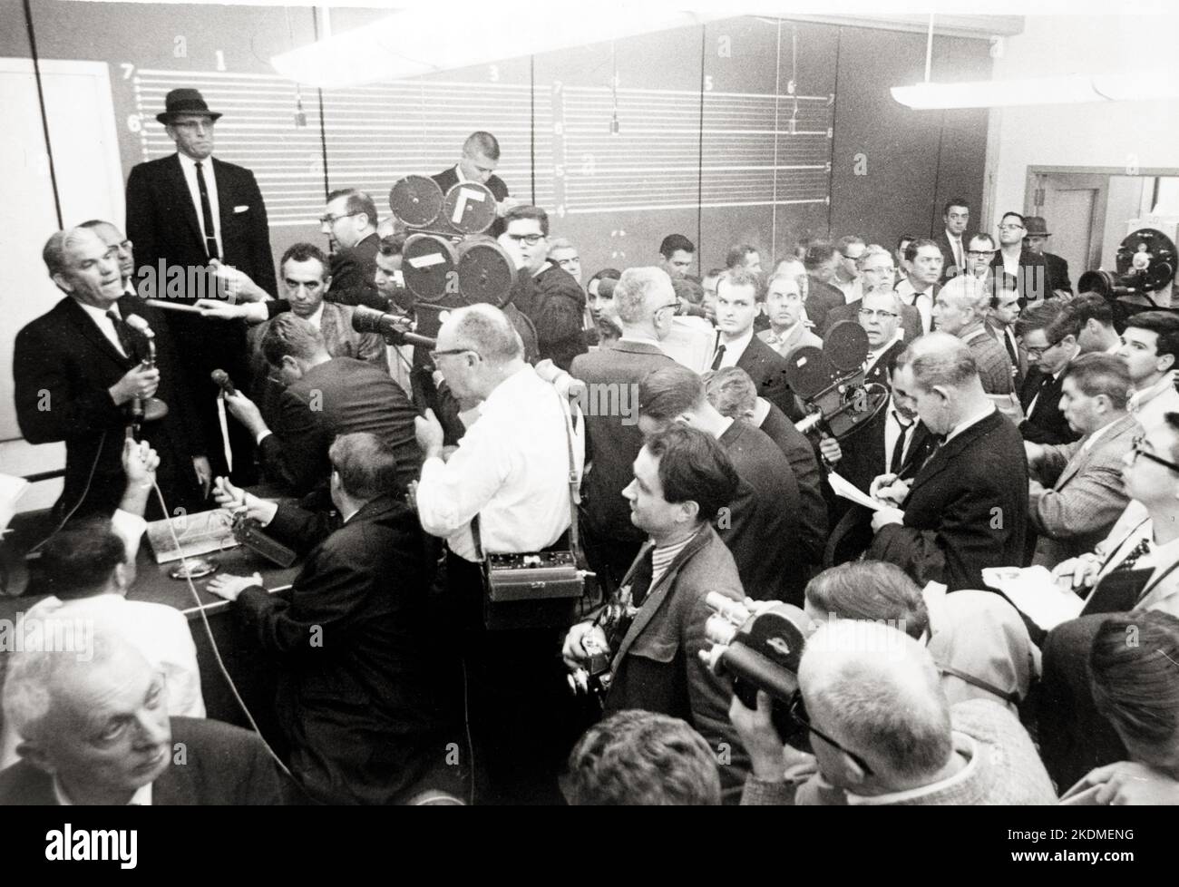 D.A. Henry Wade (l) conduce una conferenza stampa in sala line-up - New York Herald Tribune foto di Bill Sauro - Nov 25 1963. Il giorno dopo l'assassinio del presidente JFK. Foto Stock