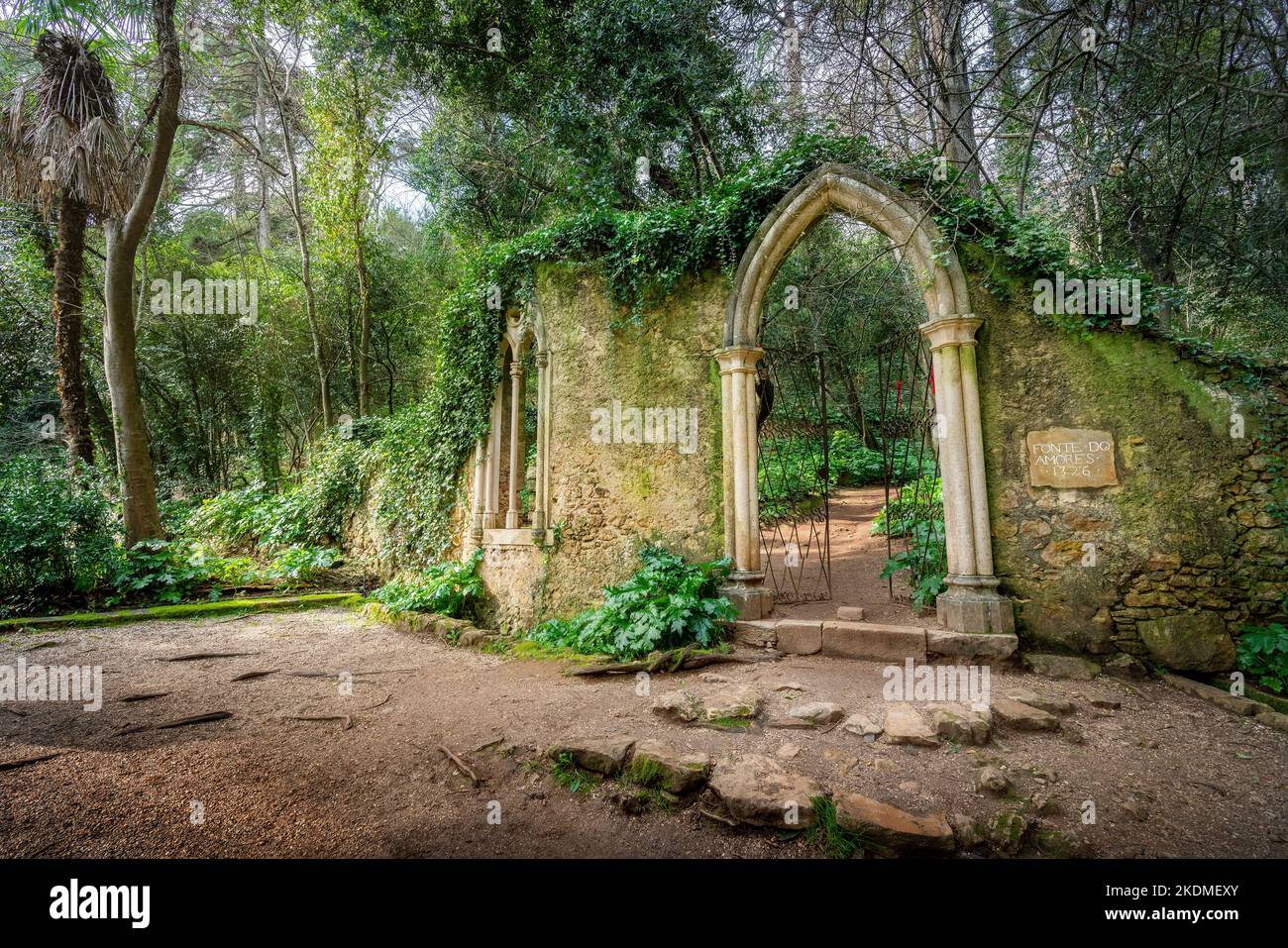 Portale neogotico vicino Fonte dos Amores (Fontana dell'Amore) a Quinta das Lagrimas Gardens - Coimbra, Portogallo Foto Stock