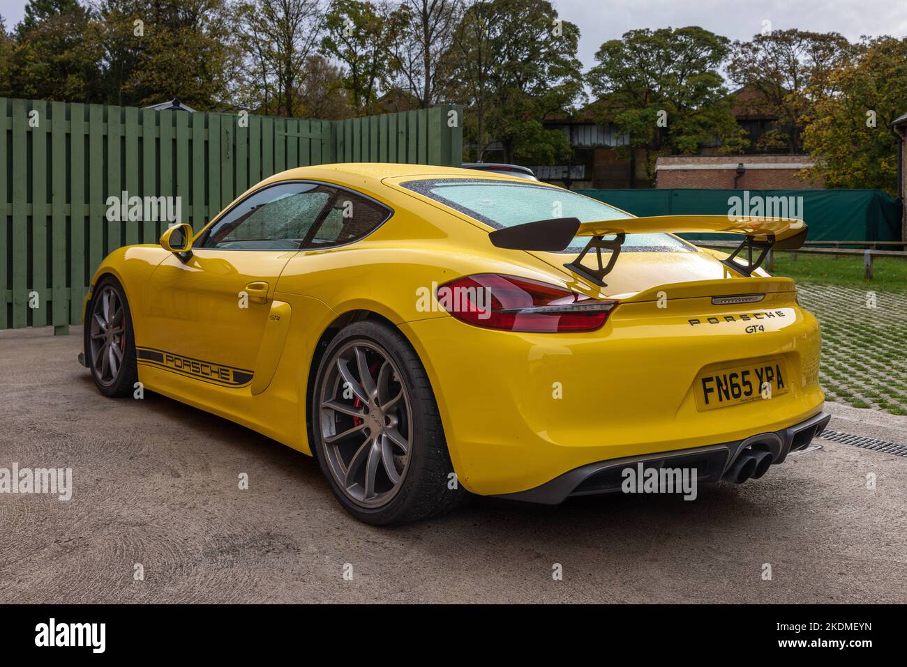 2015 Porsche Cayman GT4 ‘FN65 XPA’ in mostra alla spaventosa Assemblea Cars tenutasi presso il Bicester Heritage Centre il 30th ottobre 2022 Foto Stock