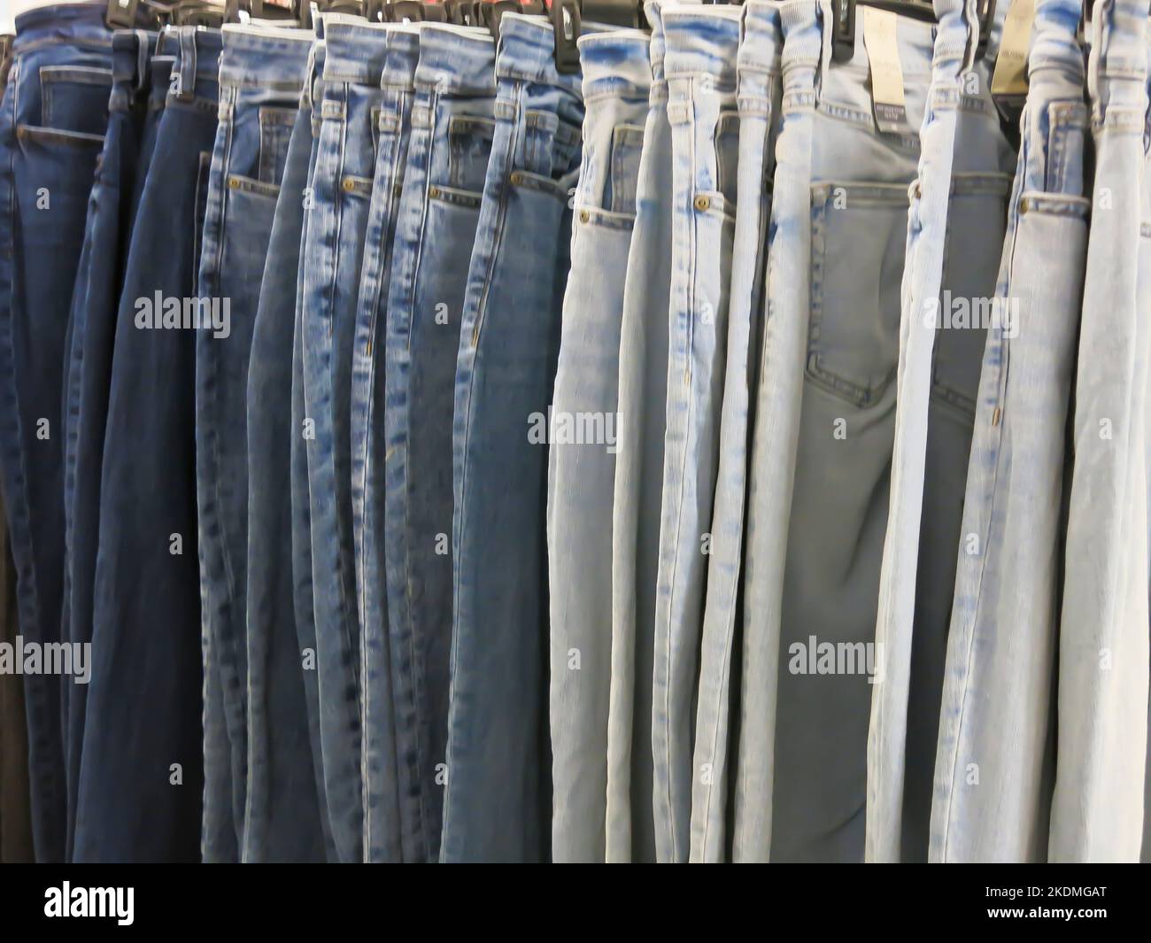 Jeans da donna in esposizione nel negozio al dettaglio Foto Stock