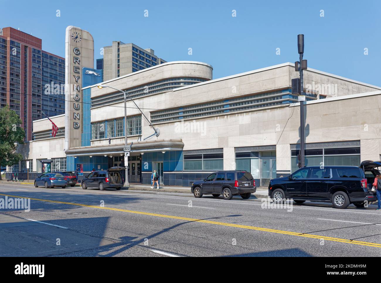 Il terminal degli autobus Greyhound di Cleveland è stato progettato da William Arrasmith in stile Streamline moderne, una derivazione dell'Art Deco. Foto Stock