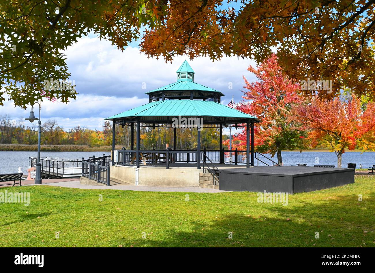 HUDSON, NEW YORK - 18 ottobre 2022: Gazebo in un giorno d'autunno nel parco acquatico Henry Hudson. Foto Stock