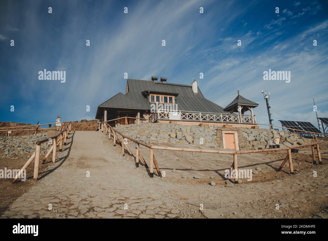 Rifugio montano 'Chatka Puchatka' a Bieszczady, Polonia. Edificio dall'aspetto fresco dopo un rinnovo nel 2021. Foto Stock