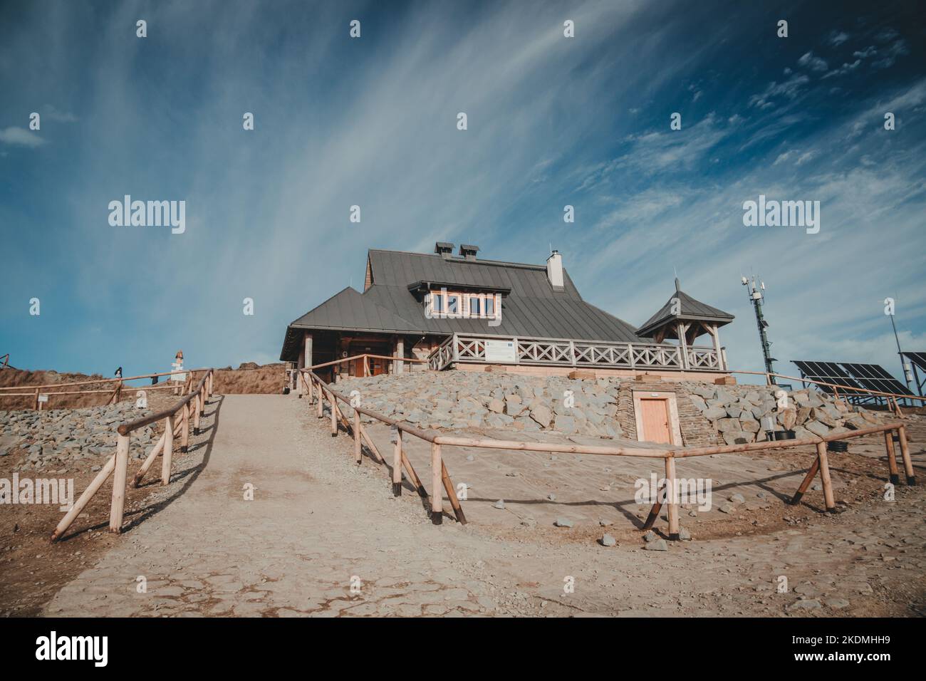 Rifugio montano 'Chatka Puchatka' a Bieszczady, Polonia. Edificio dall'aspetto fresco dopo un rinnovo nel 2021. Foto Stock