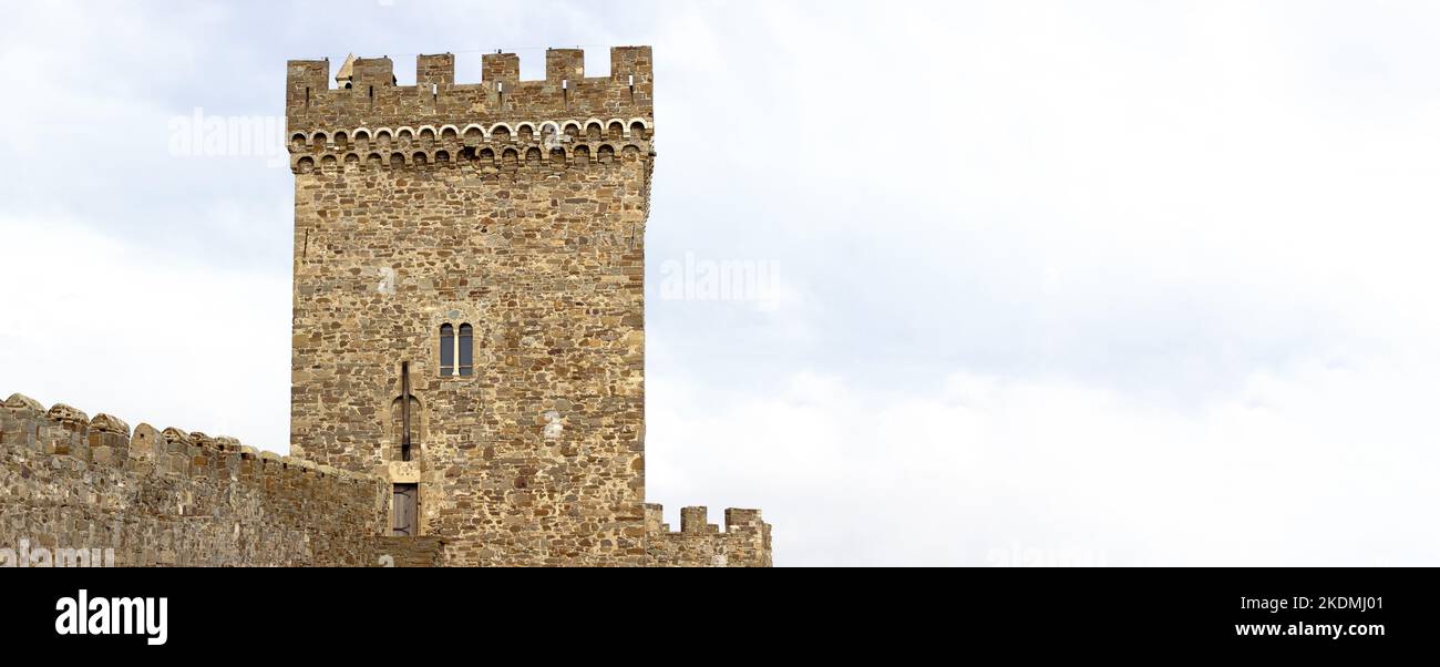 Torre fortezza genovese a Sudak città di Crimea. Primo piano, spazio per il testo Foto Stock