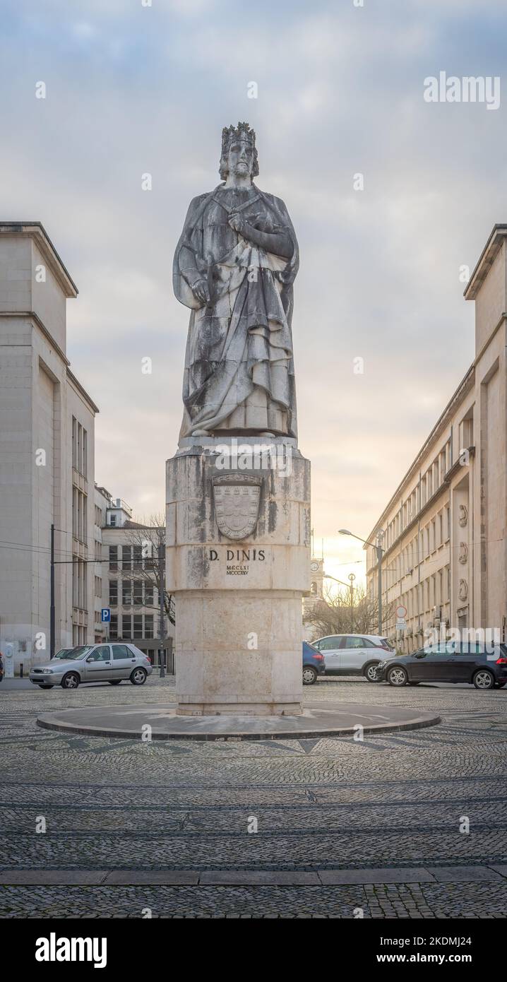 Statua di Dom Dinis (re Denis di Portogallo) - Coimbra, Portogallo Foto Stock