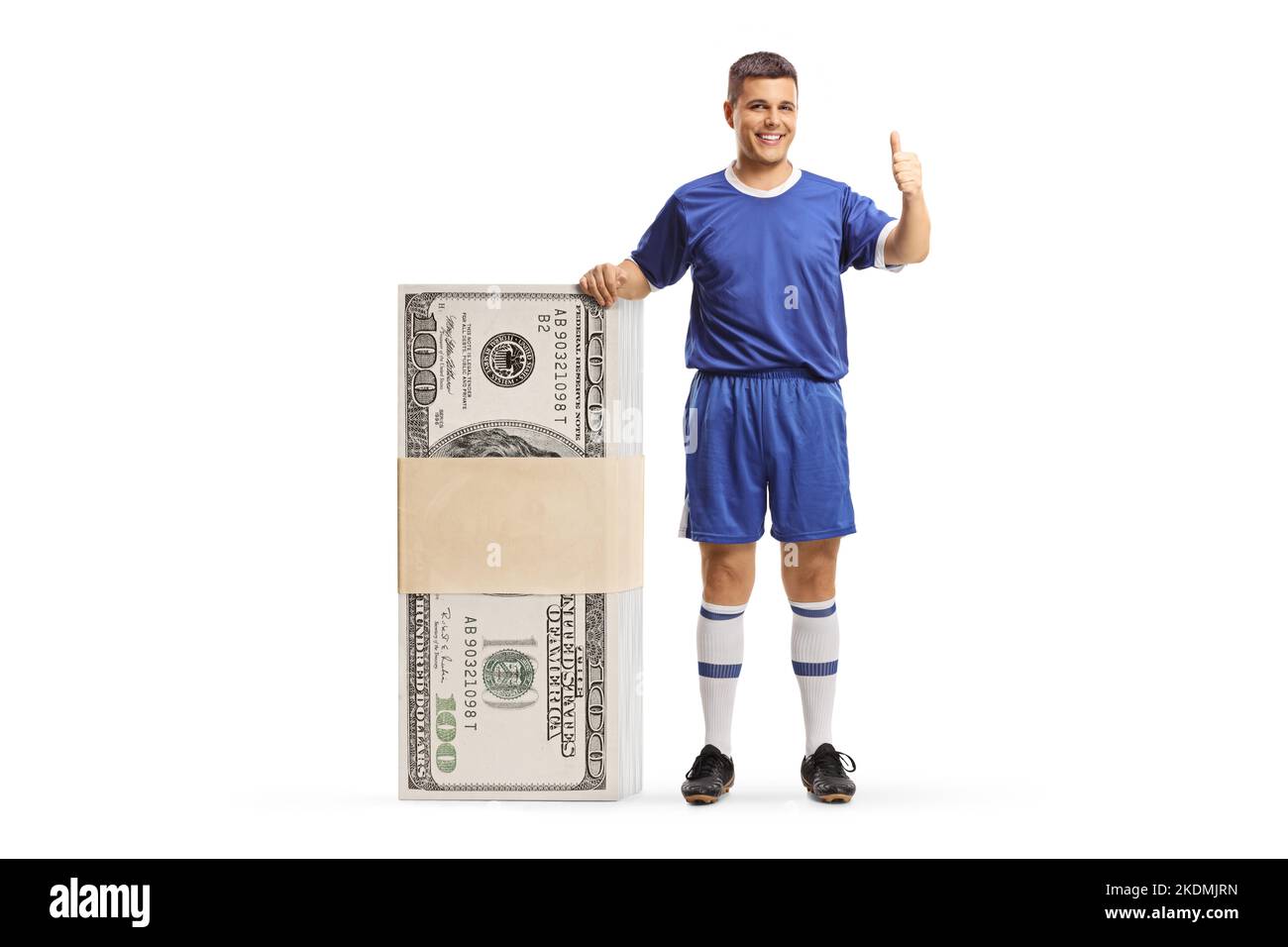 Uomo in una maglia sportiva con una pila di soldi gesturando pollici isolato su sfondo bianco Foto Stock
