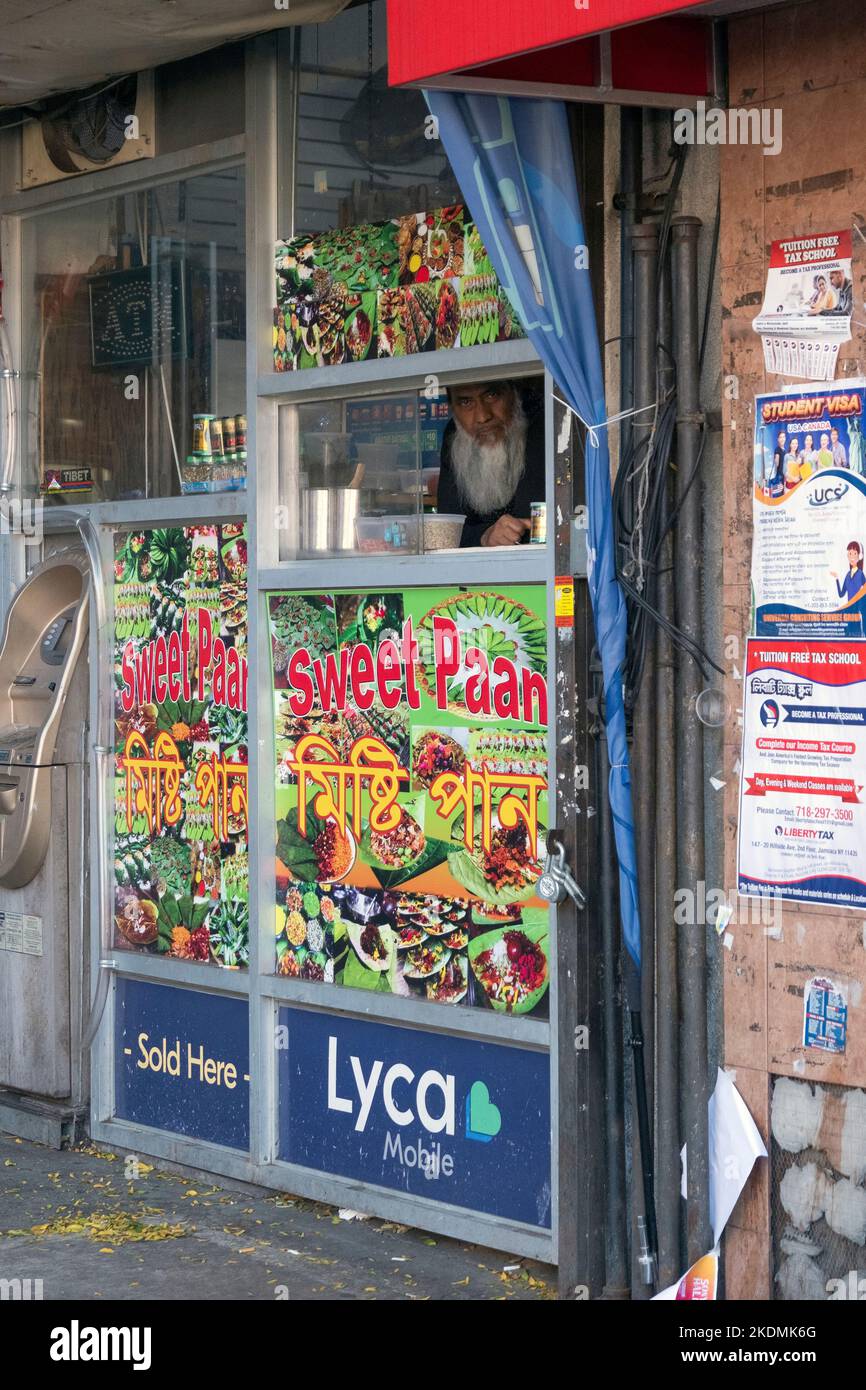 Uno stand con insegna bengalese che vende dolci, un deserto e qualcosa usato nelle preghiere. Foto Stock