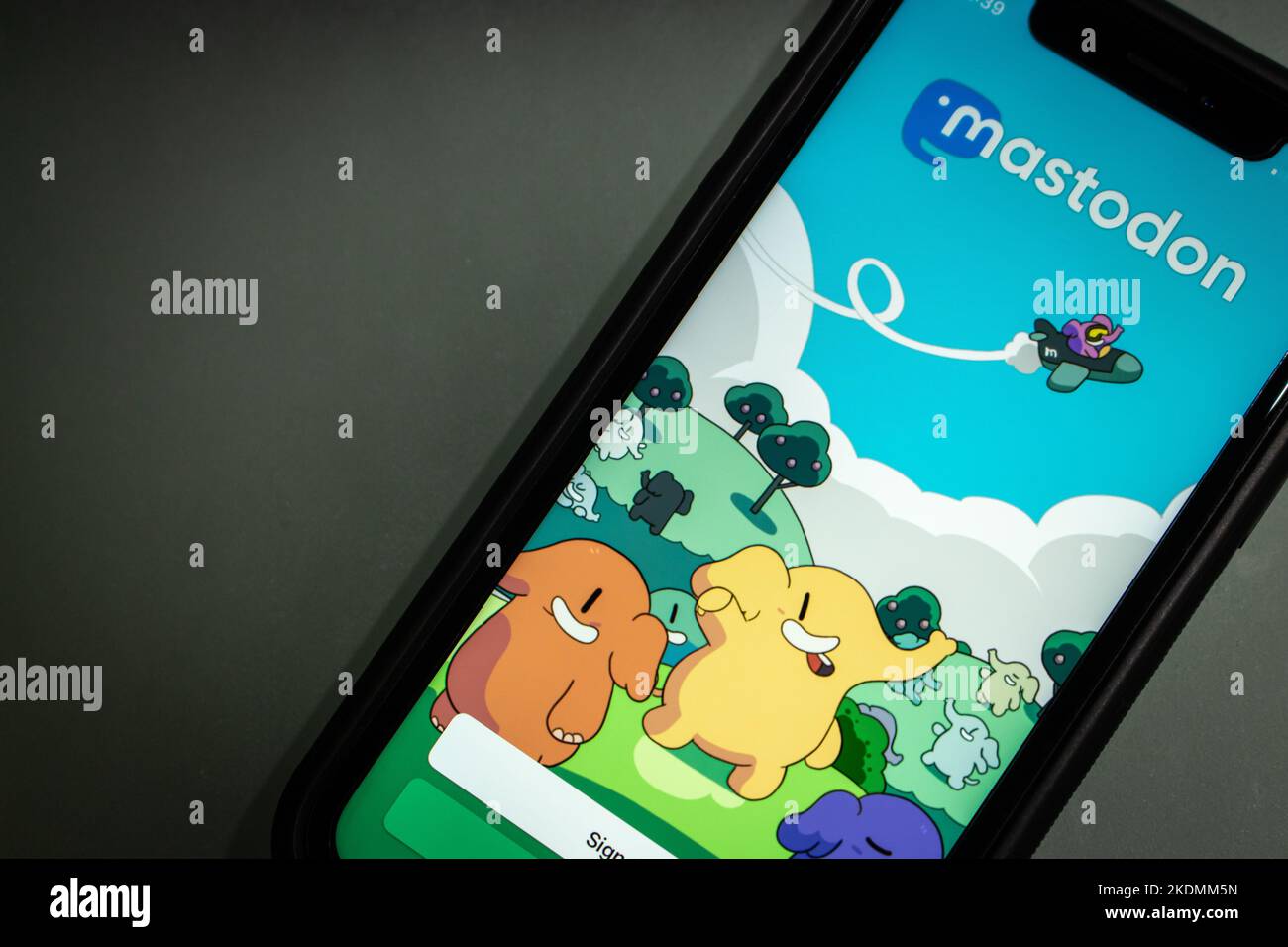 Vancouver, CANADA - Nov 7 2022 : Registrati e accedi alla pagina di Mastodon app su iPhone. Mastodon è un software open source gratuito per l'esecuzione di SNS self-hosted Foto Stock