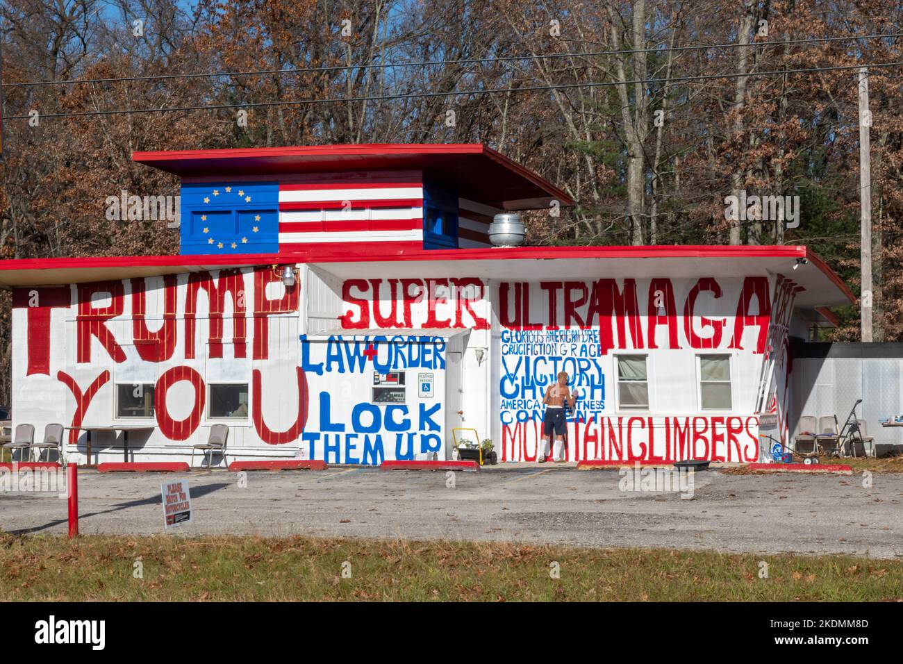 Branch Township, Michigan - Stephen Lee dipinge gli slogan di Trump su un ex ristorante che lui chiama Trumpland nella zona rurale del Michigan. Foto Stock