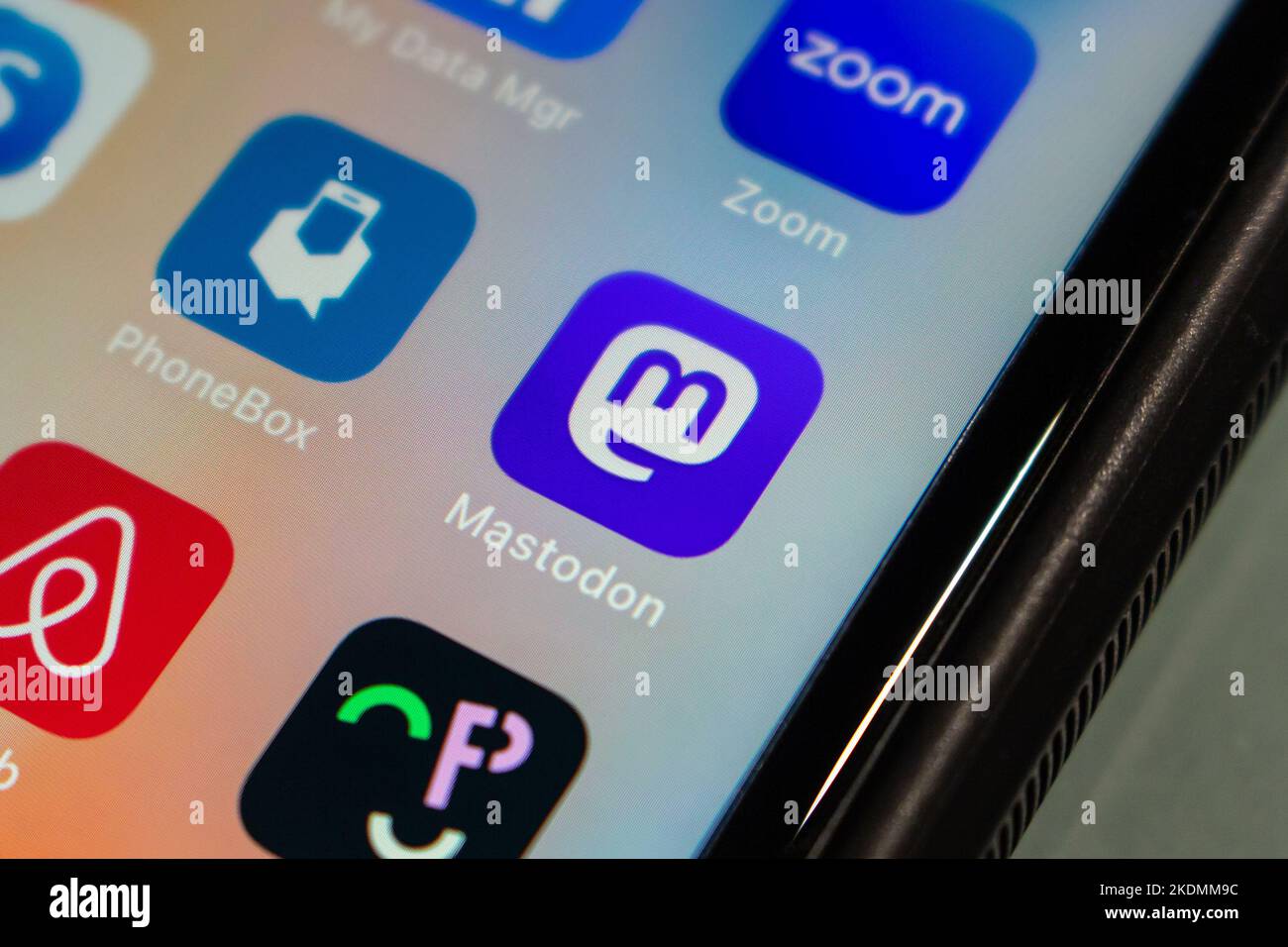 Vancouver, CANADA - Nov 7 2022 : applicazione Mastodon su un iPhone. Mastodon è un software open-source gratuito per l'esecuzione di servizi di social networking self-hosted Foto Stock