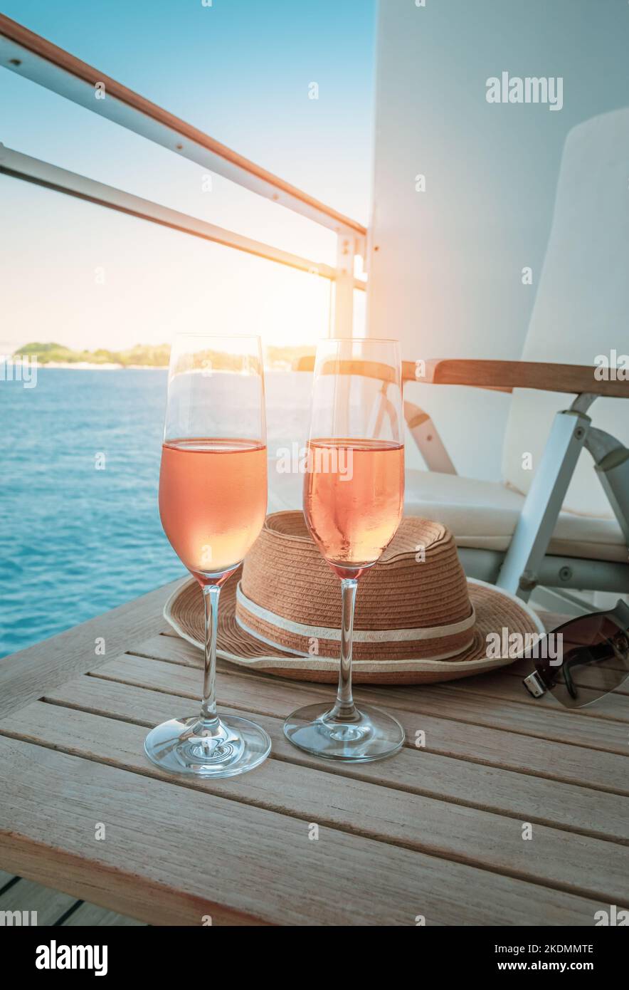 Drink di lusso sul tavolo del balcone della nave da crociera. Foto Stock