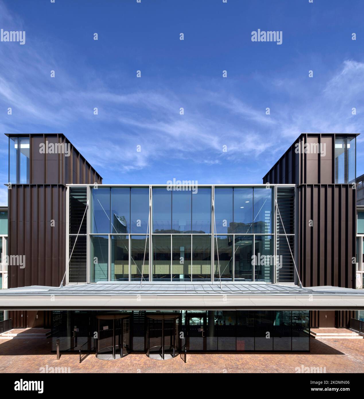 Vista dell'ingresso. London South Bank University, LSBU Hub, Londra, Regno Unito. Architetto: Wilkinson Eyre Architects, 2022. Foto Stock