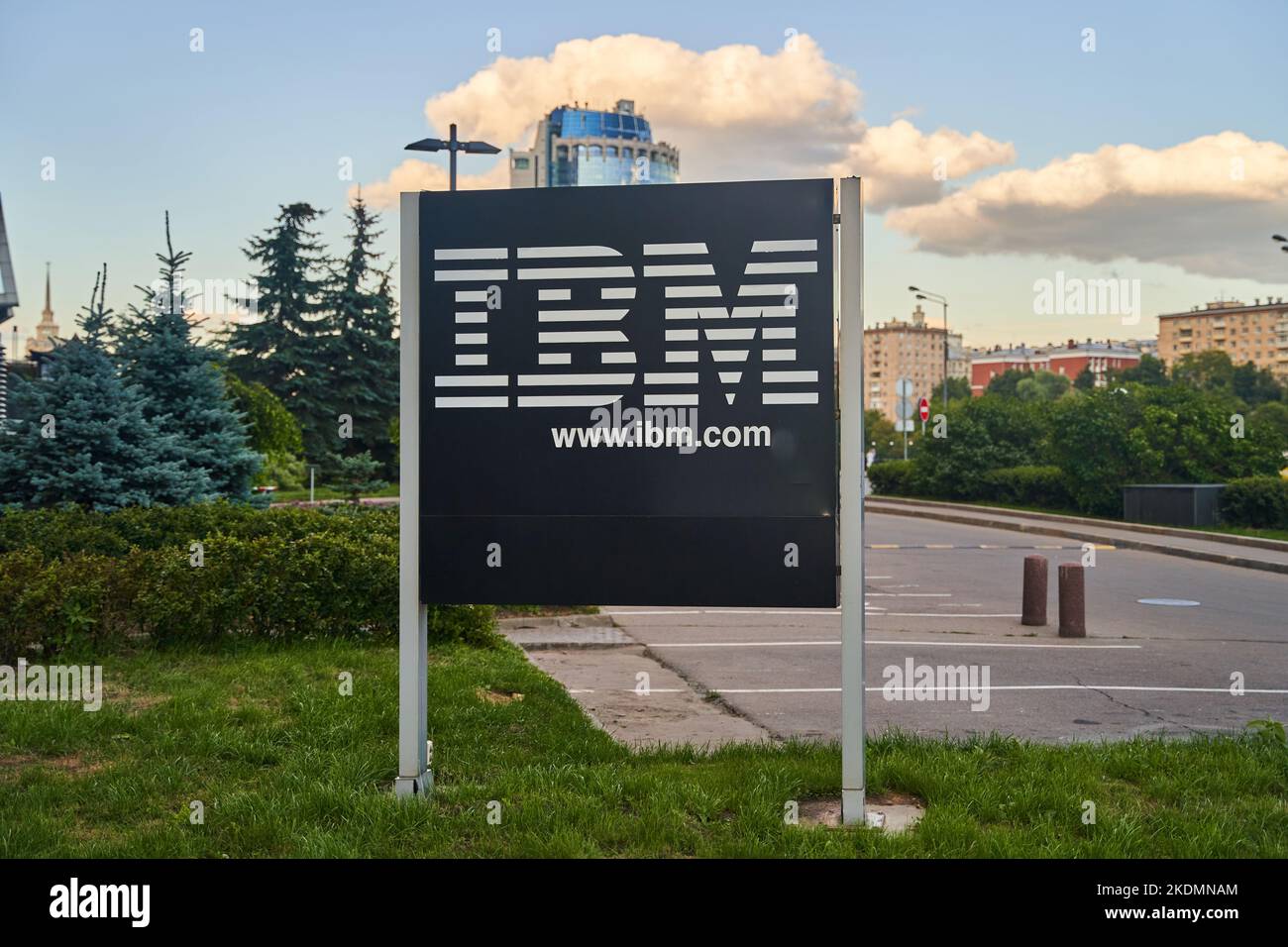 Mosca, Russia - 30.07.2022: Banner pubblicitario IBM per la strada di Mosca, Russia Foto Stock